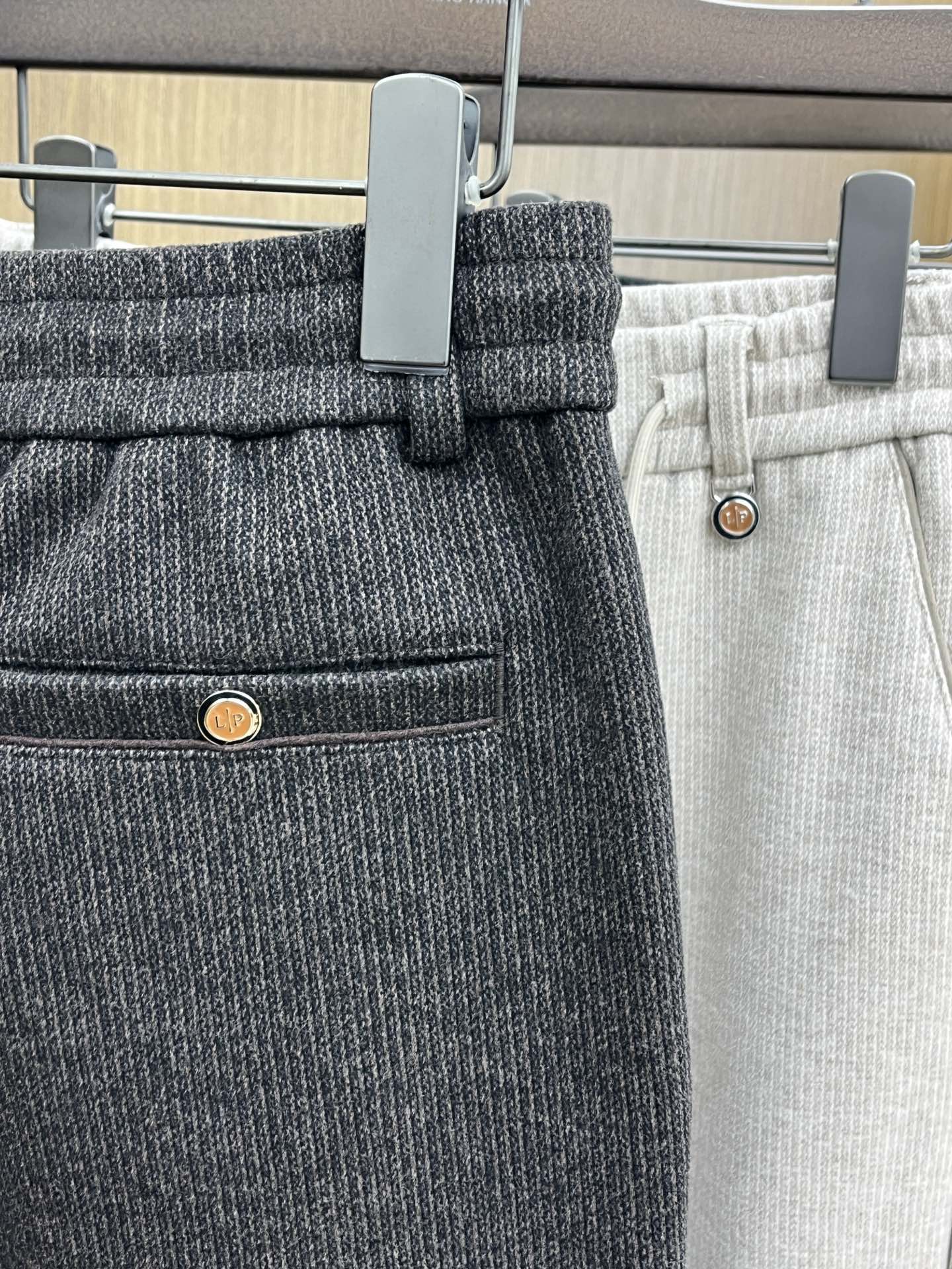 秋冬 L秋冬时尚老钱风羊毛裤松弛感拉满高奢定织绵羊毛+桑蚕丝+中空聚酯+腈纶+氨纶五合一质地，丝滑垂感弹