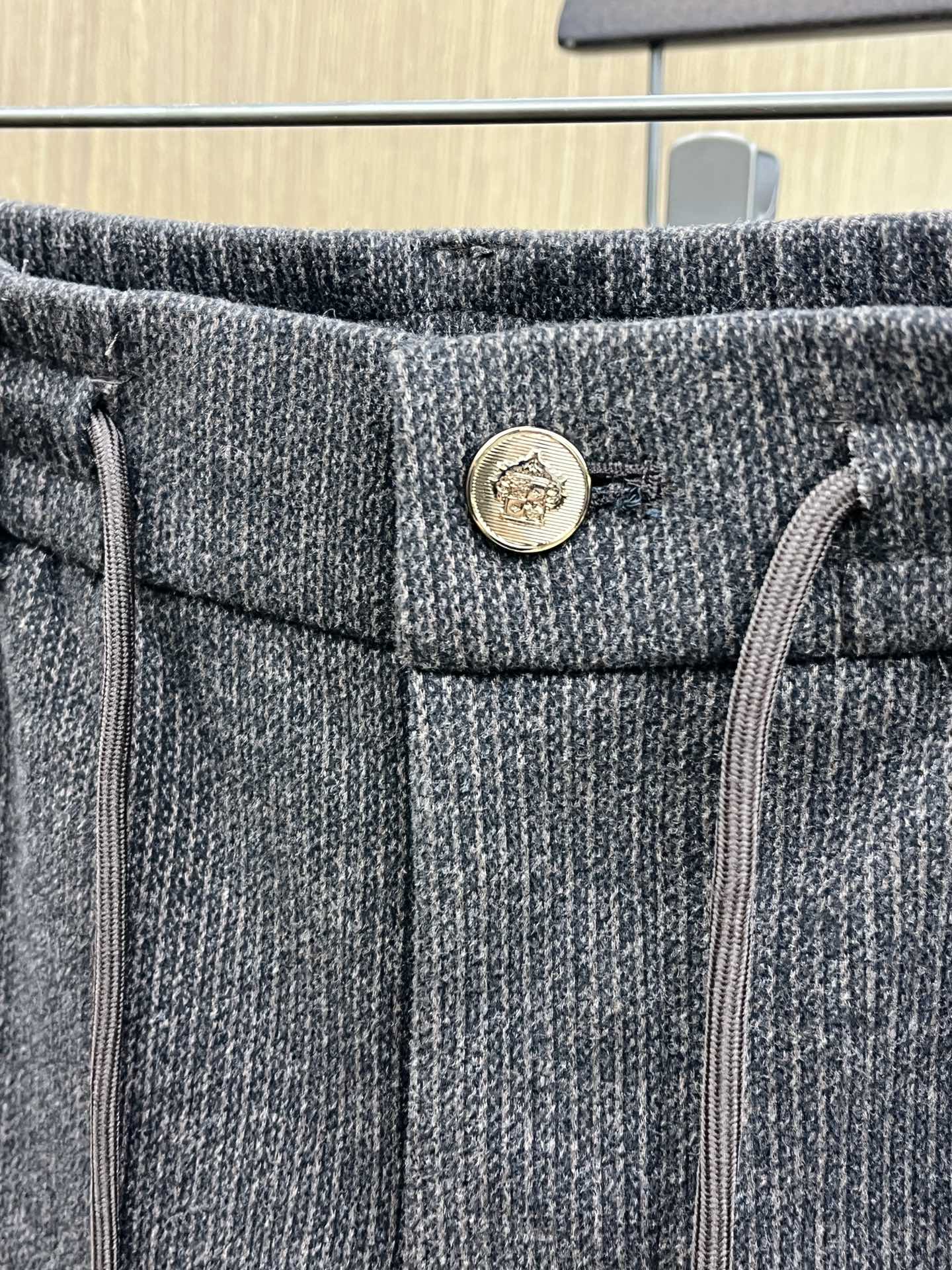 秋冬 L秋冬时尚老钱风羊毛裤松弛感拉满高奢定织绵羊毛+桑蚕丝+中空聚酯+腈纶+氨纶五合一质地，丝滑垂感弹