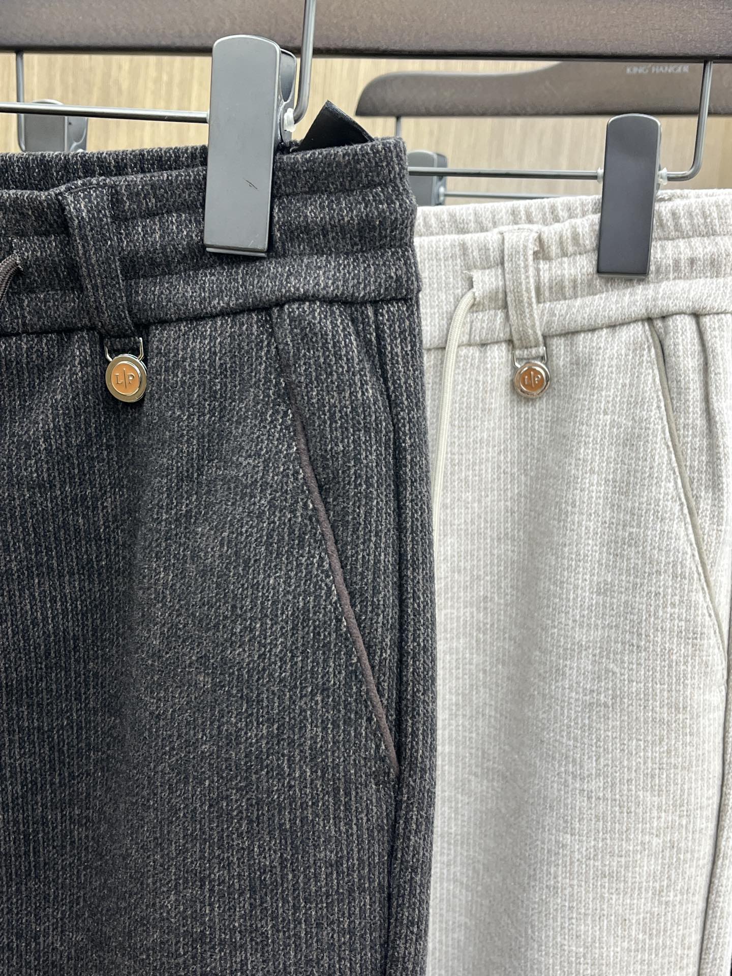 秋冬 L秋冬时尚老钱风羊毛裤松弛感拉满高奢定织绵羊毛+桑蚕丝+中空聚酯+腈纶+氨纶五合一质地，丝滑垂感弹