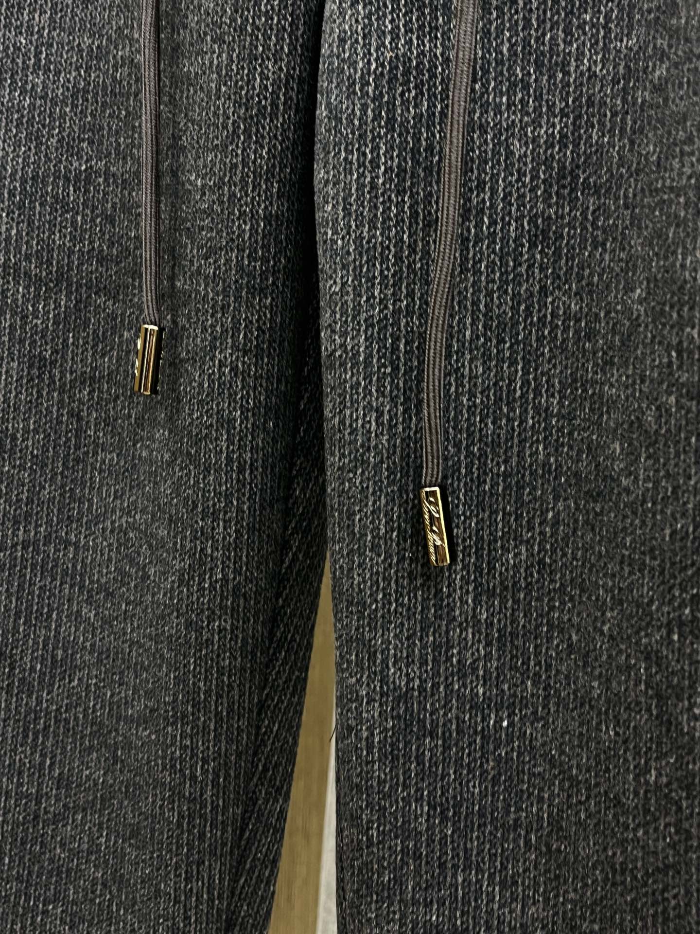 秋冬 L秋冬时尚老钱风羊毛裤松弛感拉满高奢定织绵羊毛+桑蚕丝+中空聚酯+腈纶+氨纶五合一质地，丝滑垂感弹