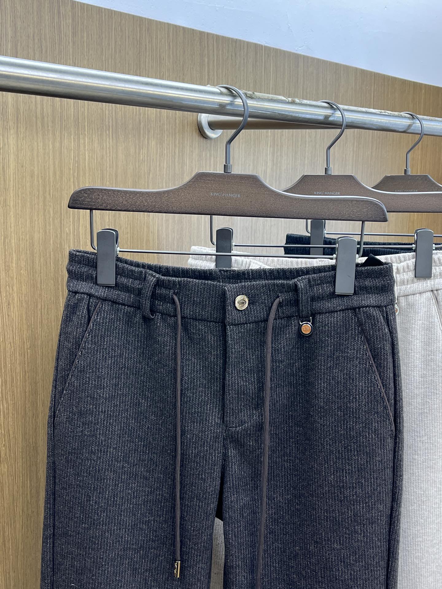 秋冬 L秋冬时尚老钱风羊毛裤松弛感拉满高奢定织绵羊毛+桑蚕丝+中空聚酯+腈纶+氨纶五合一质地，丝滑垂感弹