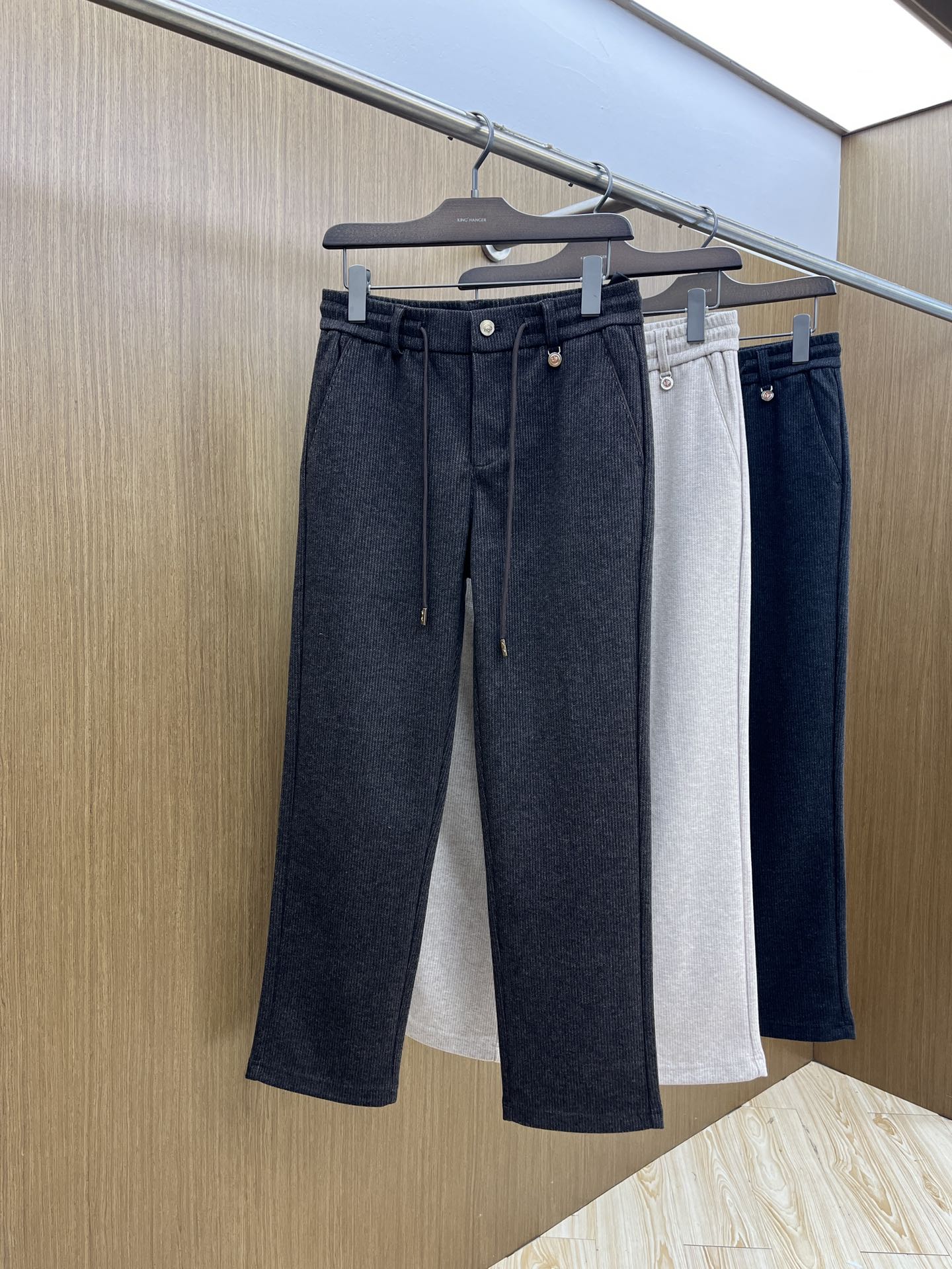 秋冬 L秋冬时尚老钱风羊毛裤松弛感拉满高奢定织绵羊毛+桑蚕丝+中空聚酯+腈纶+氨纶五合一质地，丝滑垂感弹