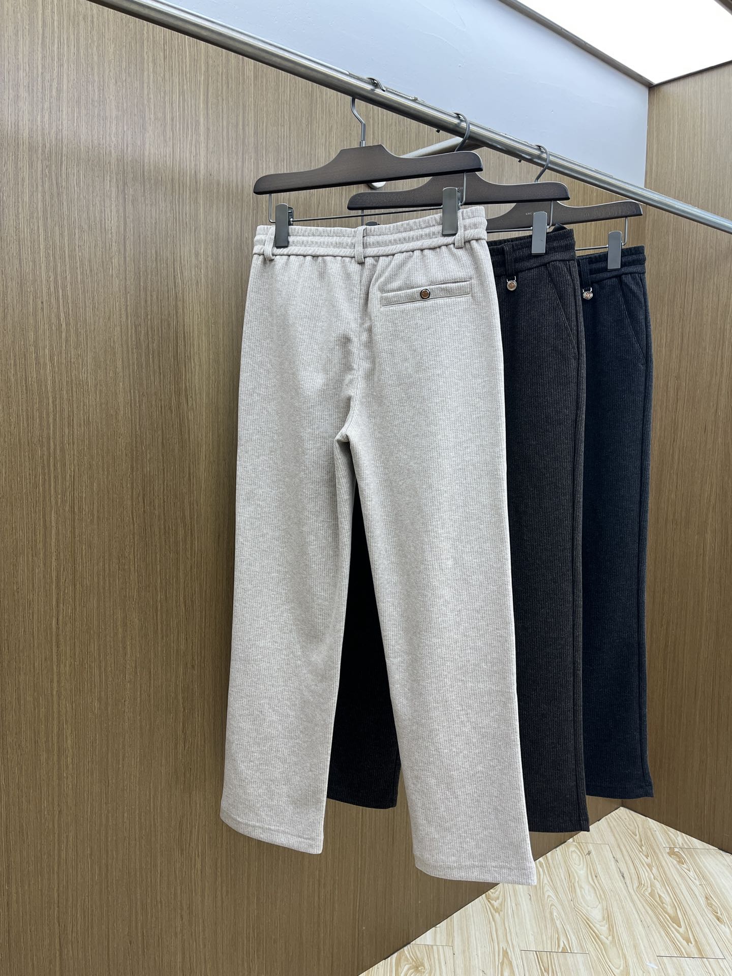 秋冬 L秋冬时尚老钱风羊毛裤松弛感拉满高奢定织绵羊毛+桑蚕丝+中空聚酯+腈纶+氨纶五合一质地，丝滑垂感弹