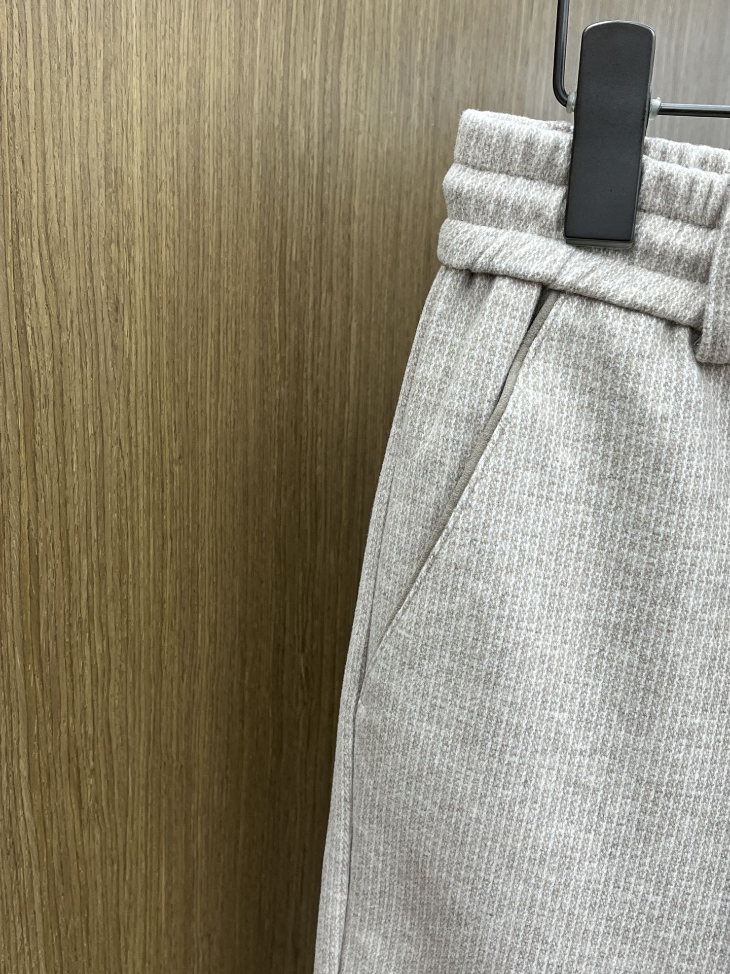 秋冬 L秋冬时尚老钱风羊毛裤松弛感拉满高奢定织绵羊毛+桑蚕丝+中空聚酯+腈纶+氨纶五合一质地，丝滑垂感弹