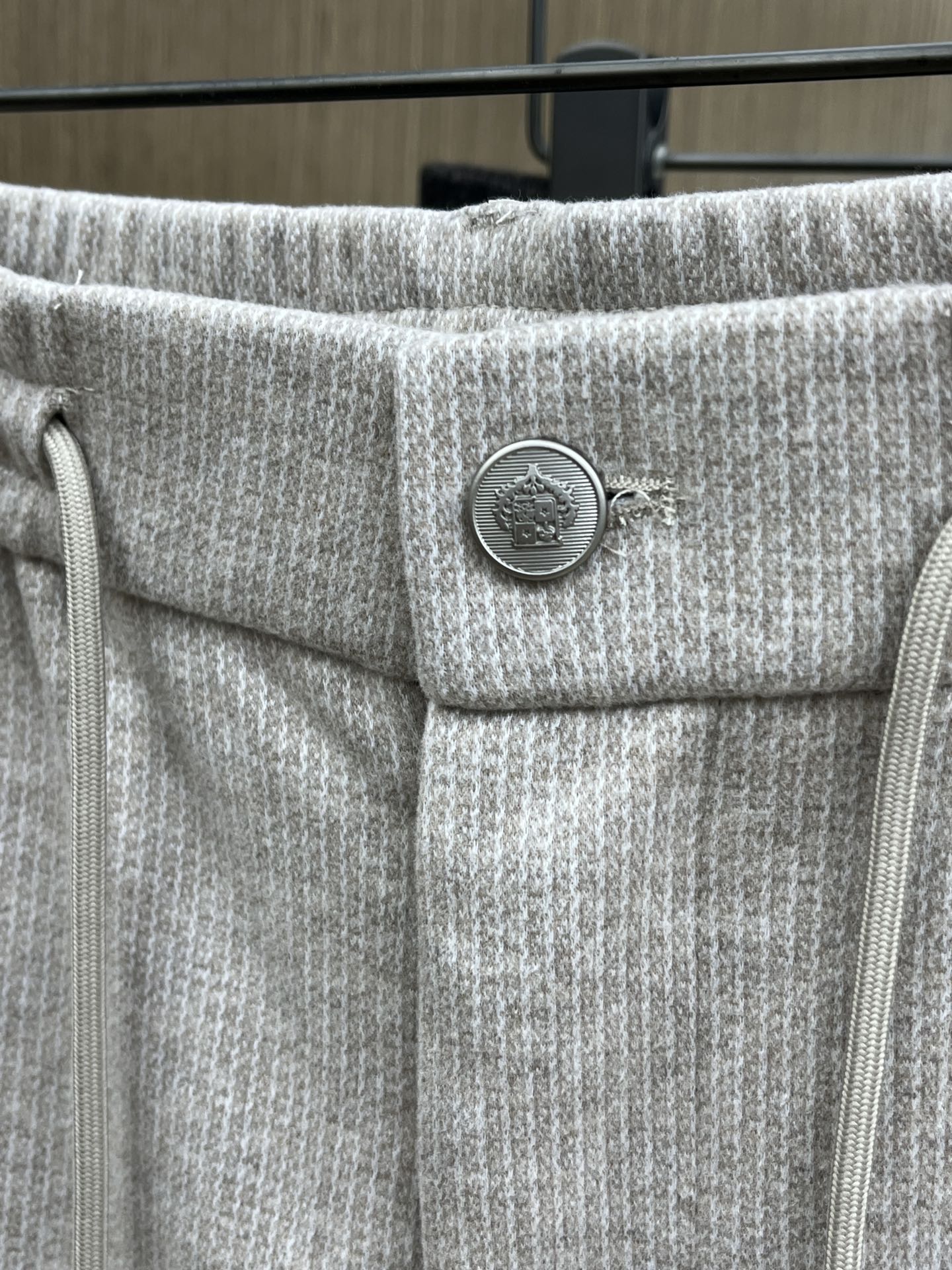 秋冬 L秋冬时尚老钱风羊毛裤松弛感拉满高奢定织绵羊毛+桑蚕丝+中空聚酯+腈纶+氨纶五合一质地，丝滑垂感弹