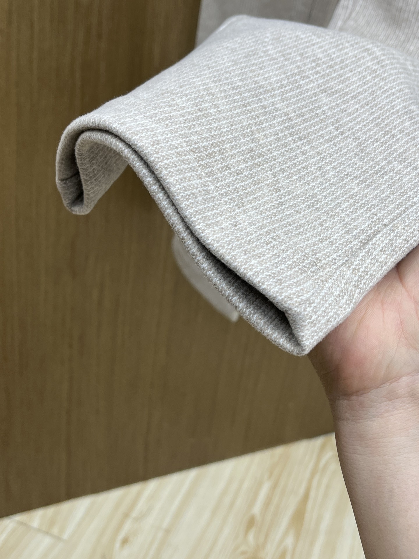 秋冬 L秋冬时尚老钱风羊毛裤松弛感拉满高奢定织绵羊毛+桑蚕丝+中空聚酯+腈纶+氨纶五合一质地，丝滑垂感弹