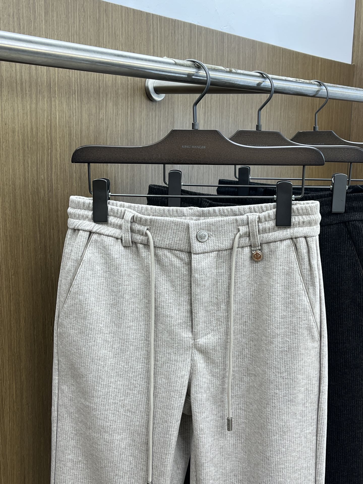 秋冬 L秋冬时尚老钱风羊毛裤松弛感拉满高奢定织绵羊毛+桑蚕丝+中空聚酯+腈纶+氨纶五合一质地，丝滑垂感弹