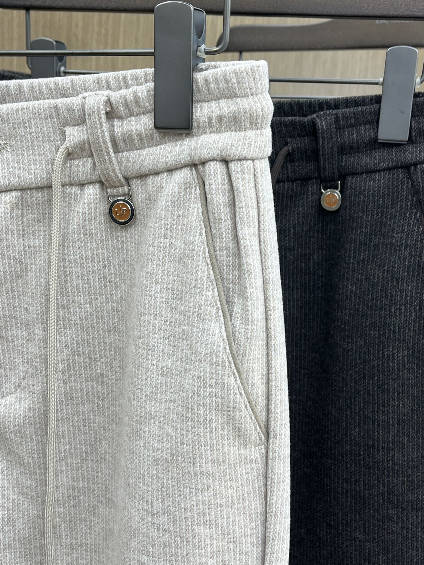 秋冬 L秋冬时尚老钱风羊毛裤松弛感拉满高奢定织绵羊毛+桑蚕丝+中空聚酯+腈纶+氨纶五合一质地，丝滑垂感弹