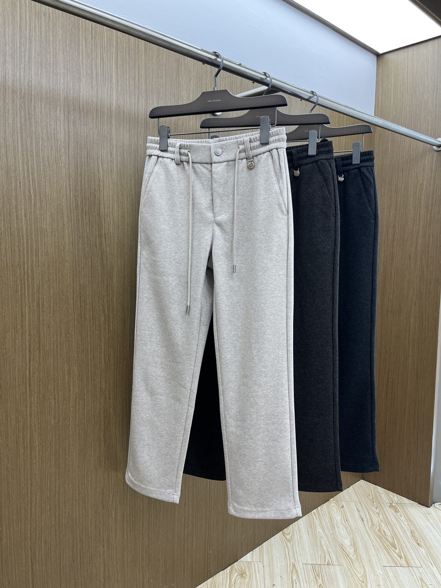 秋冬 L秋冬时尚老钱风羊毛裤松弛感拉满高奢定织绵羊毛+桑蚕丝+中空聚酯+腈纶+氨纶五合一质地，丝滑垂感弹