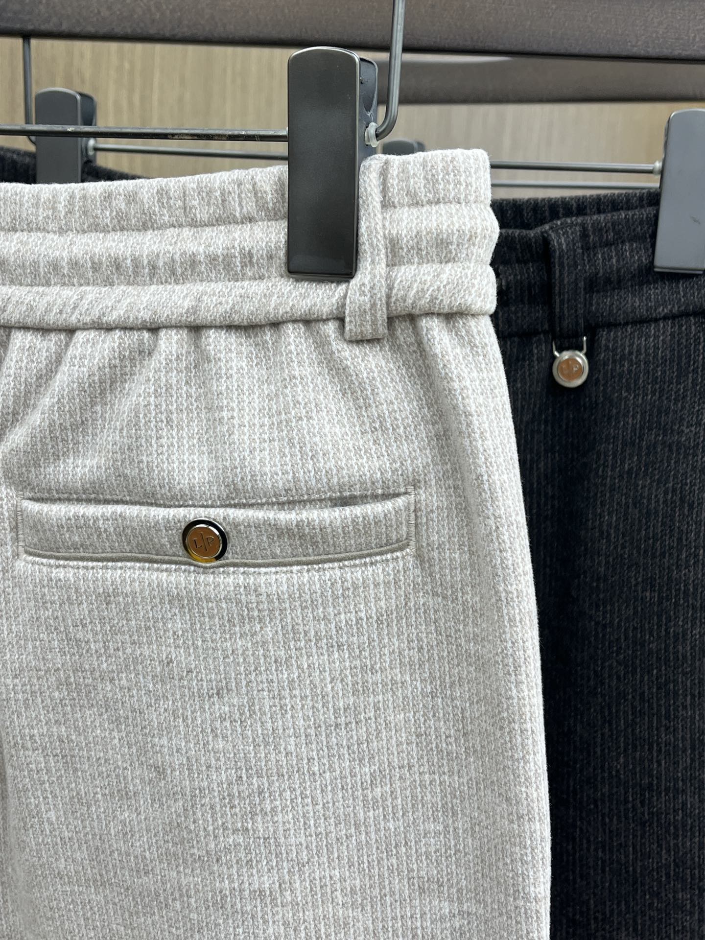 秋冬 L秋冬时尚老钱风羊毛裤松弛感拉满高奢定织绵羊毛+桑蚕丝+中空聚酯+腈纶+氨纶五合一质地，丝滑垂感弹