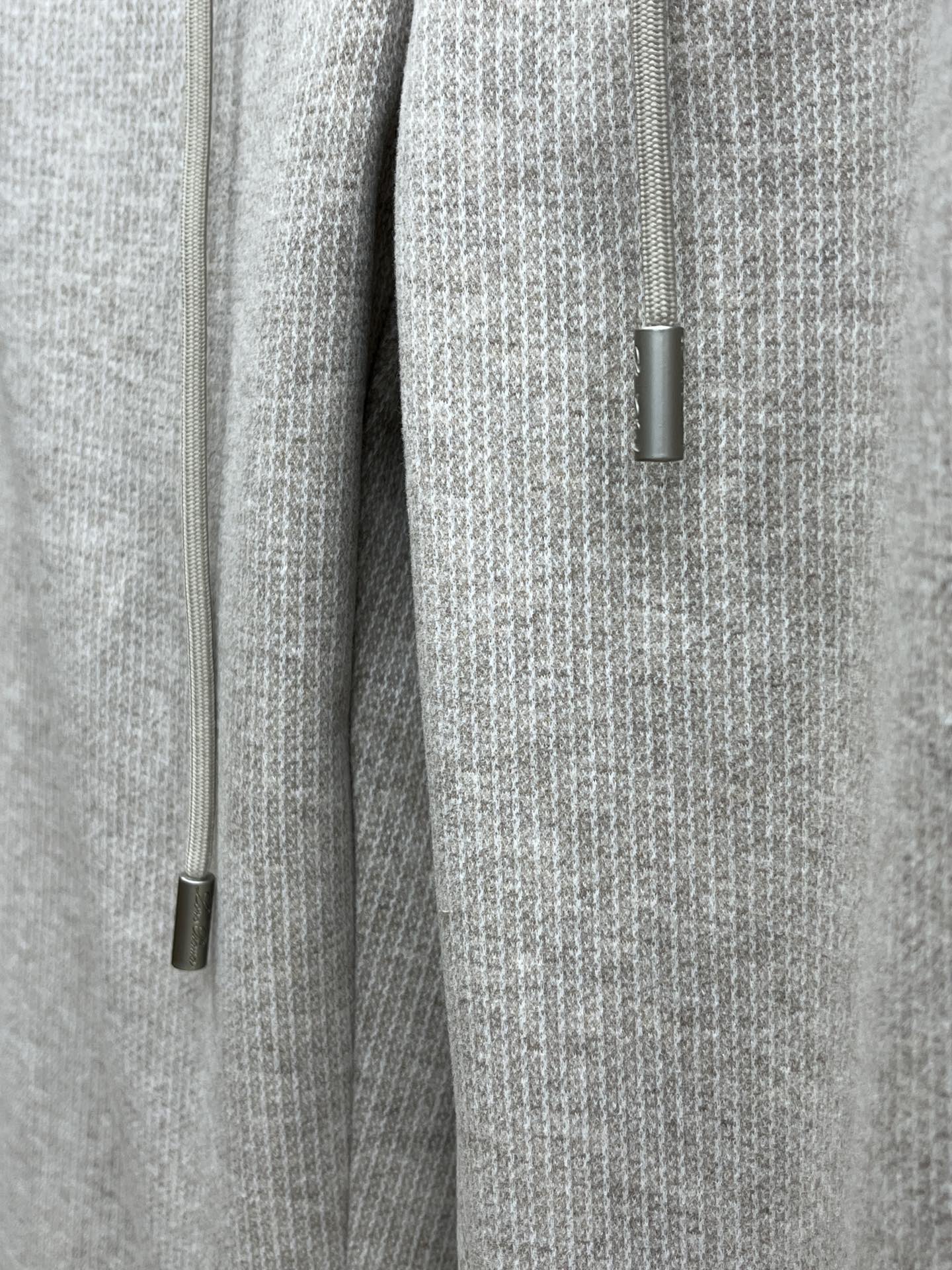 秋冬 L秋冬时尚老钱风羊毛裤松弛感拉满高奢定织绵羊毛+桑蚕丝+中空聚酯+腈纶+氨纶五合一质地，丝滑垂感弹