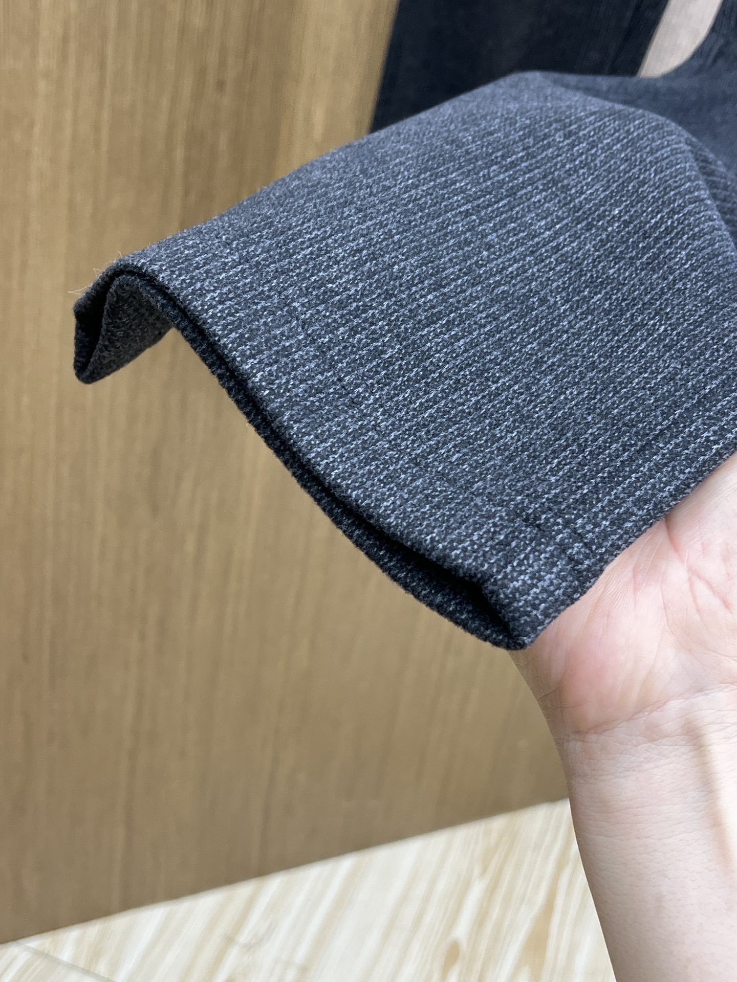 秋冬 L秋冬时尚老钱风羊毛裤松弛感拉满高奢定织绵羊毛+桑蚕丝+中空聚酯+腈纶+氨纶五合一质地，丝滑垂感弹