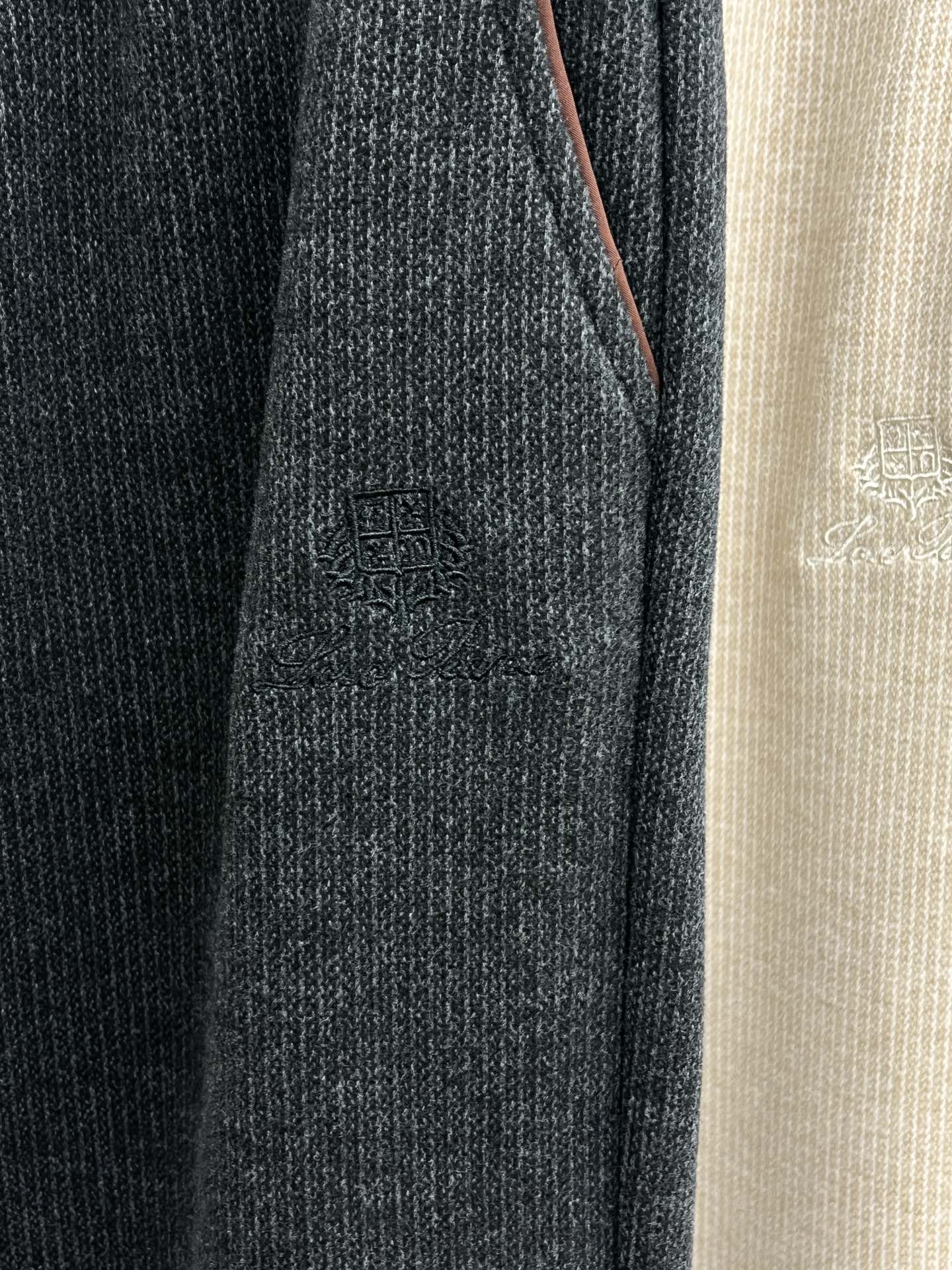 秋冬 L秋冬时尚老钱风羊毛裤松弛感拉满高奢定织绵羊毛+桑蚕丝+中空聚酯+腈纶+氨纶五合一质地，丝滑垂感弹