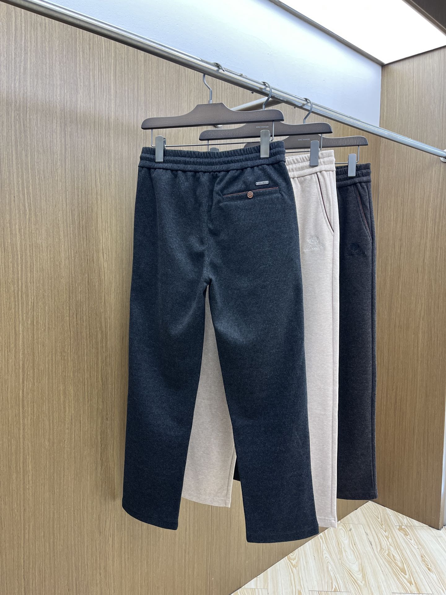 秋冬 L秋冬时尚老钱风羊毛裤松弛感拉满高奢定织绵羊毛+桑蚕丝+中空聚酯+腈纶+氨纶五合一质地，丝滑垂感弹