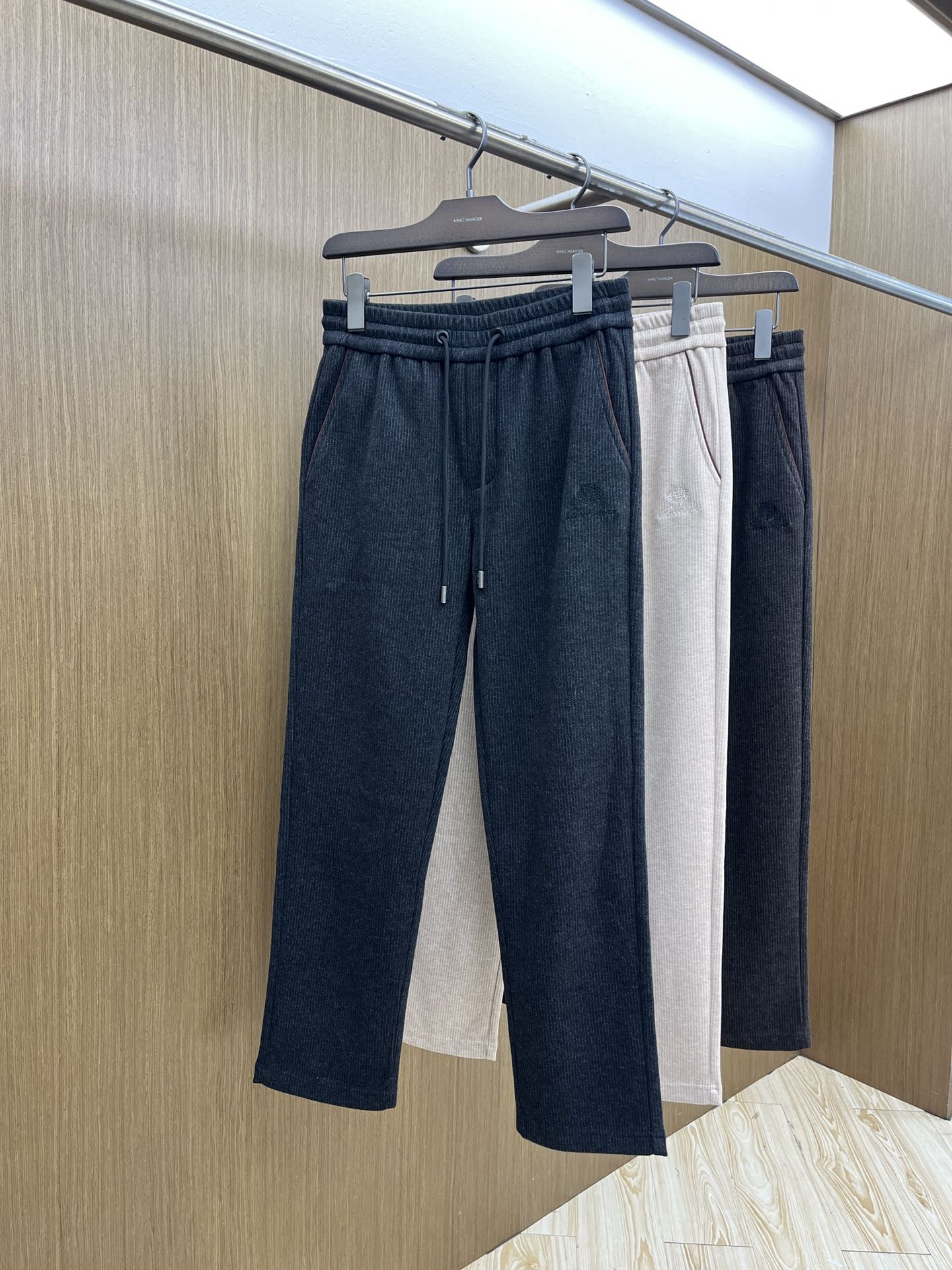 秋冬 L秋冬时尚老钱风羊毛裤松弛感拉满高奢定织绵羊毛+桑蚕丝+中空聚酯+腈纶+氨纶五合一质地，丝滑垂感弹