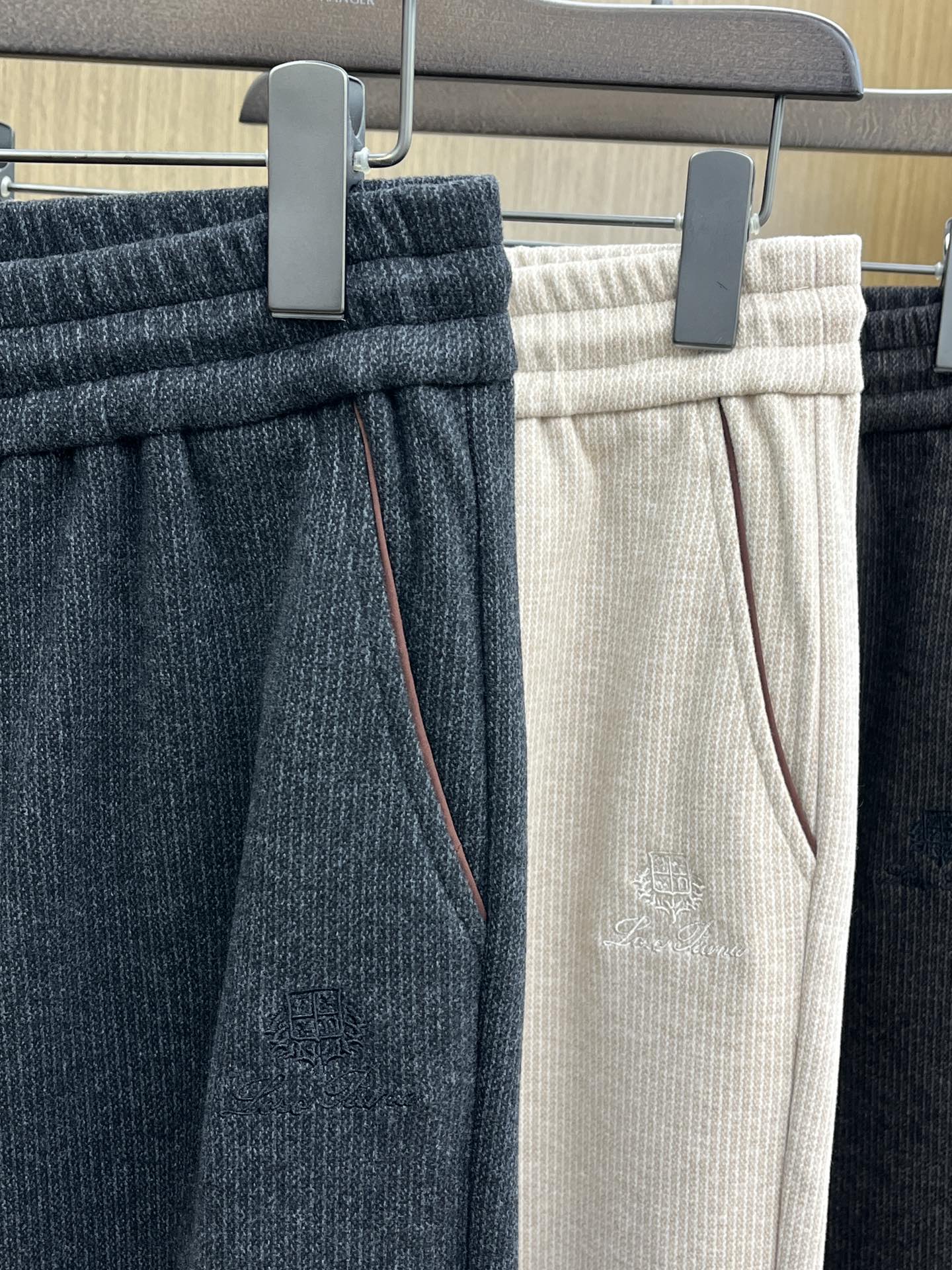 秋冬 L秋冬时尚老钱风羊毛裤松弛感拉满高奢定织绵羊毛+桑蚕丝+中空聚酯+腈纶+氨纶五合一质地，丝滑垂感弹