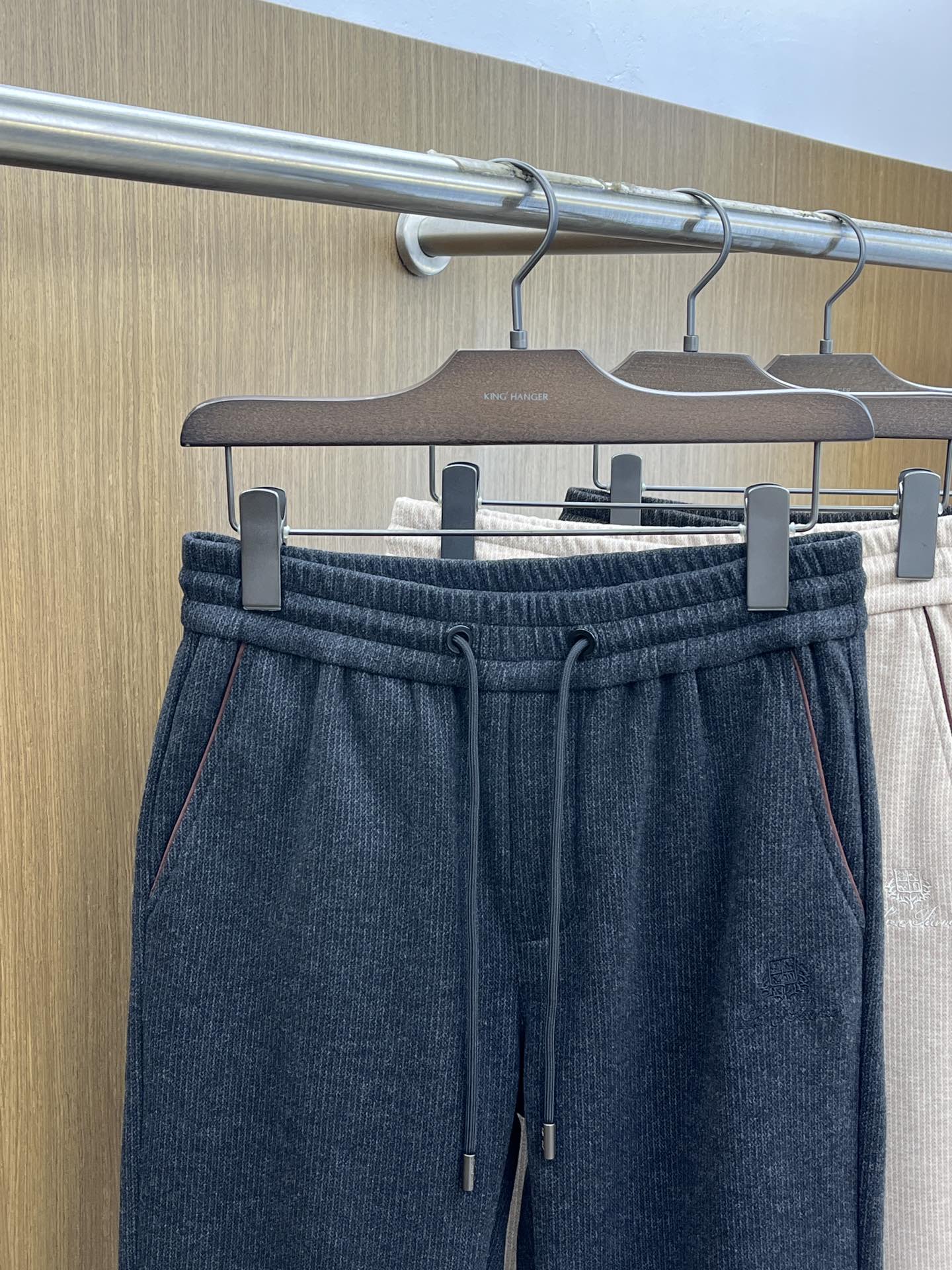 秋冬 L秋冬时尚老钱风羊毛裤松弛感拉满高奢定织绵羊毛+桑蚕丝+中空聚酯+腈纶+氨纶五合一质地，丝滑垂感弹