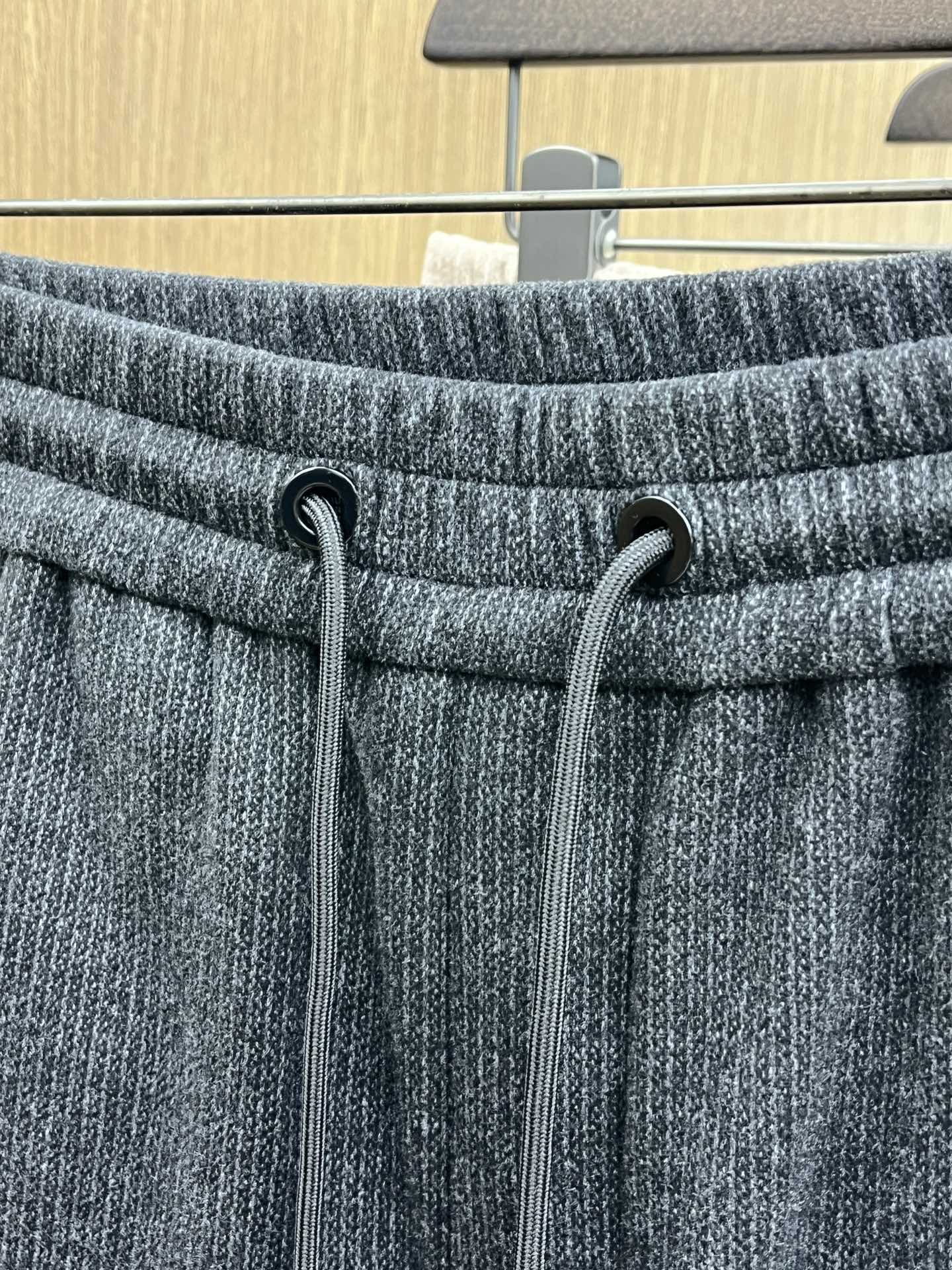 秋冬 L秋冬时尚老钱风羊毛裤松弛感拉满高奢定织绵羊毛+桑蚕丝+中空聚酯+腈纶+氨纶五合一质地，丝滑垂感弹