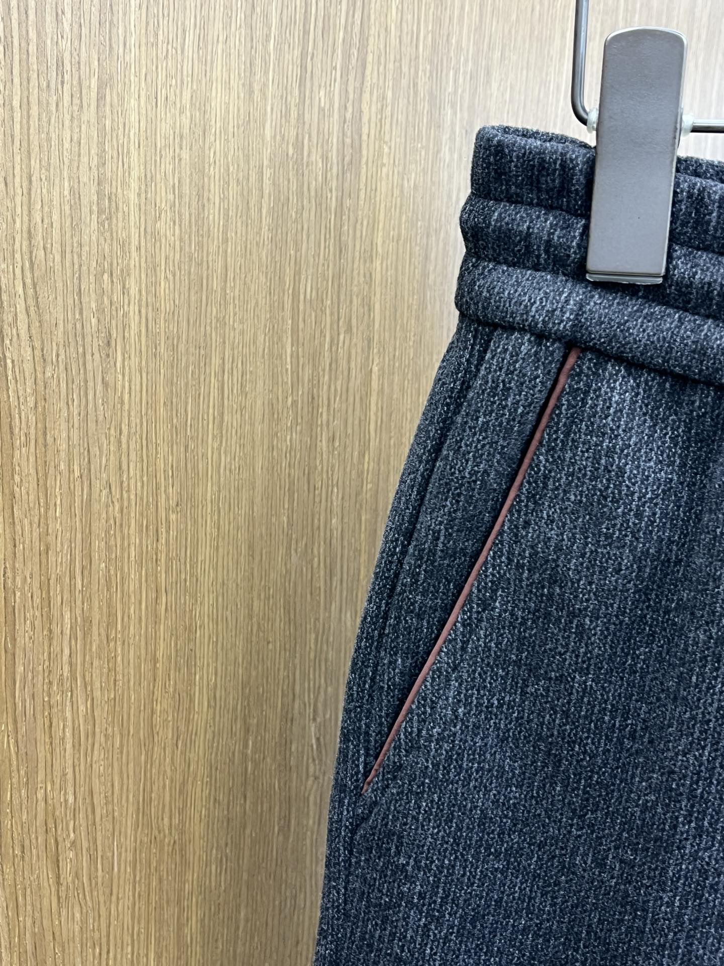 秋冬 L秋冬时尚老钱风羊毛裤松弛感拉满高奢定织绵羊毛+桑蚕丝+中空聚酯+腈纶+氨纶五合一质地，丝滑垂感弹