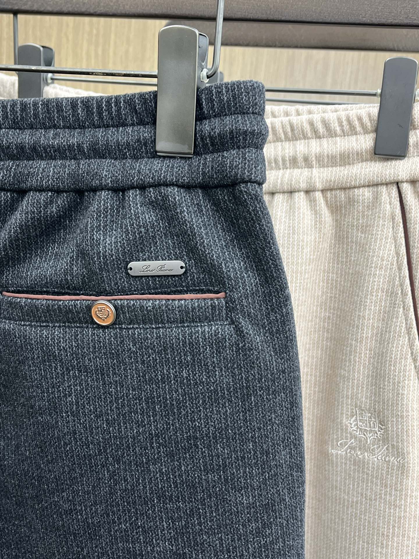 秋冬 L秋冬时尚老钱风羊毛裤松弛感拉满高奢定织绵羊毛+桑蚕丝+中空聚酯+腈纶+氨纶五合一质地，丝滑垂感弹