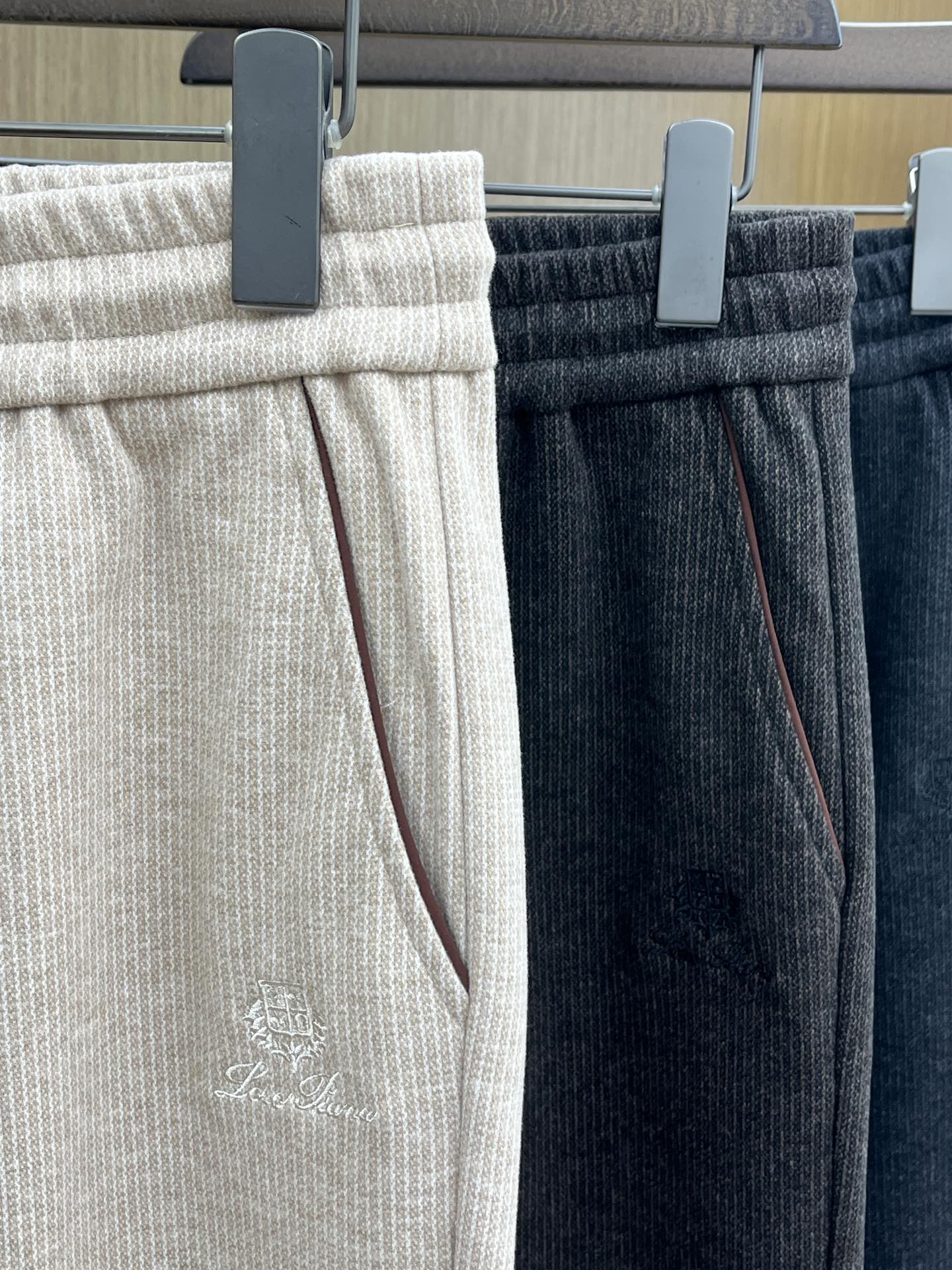 秋冬 L秋冬时尚老钱风羊毛裤松弛感拉满高奢定织绵羊毛+桑蚕丝+中空聚酯+腈纶+氨纶五合一质地，丝滑垂感弹