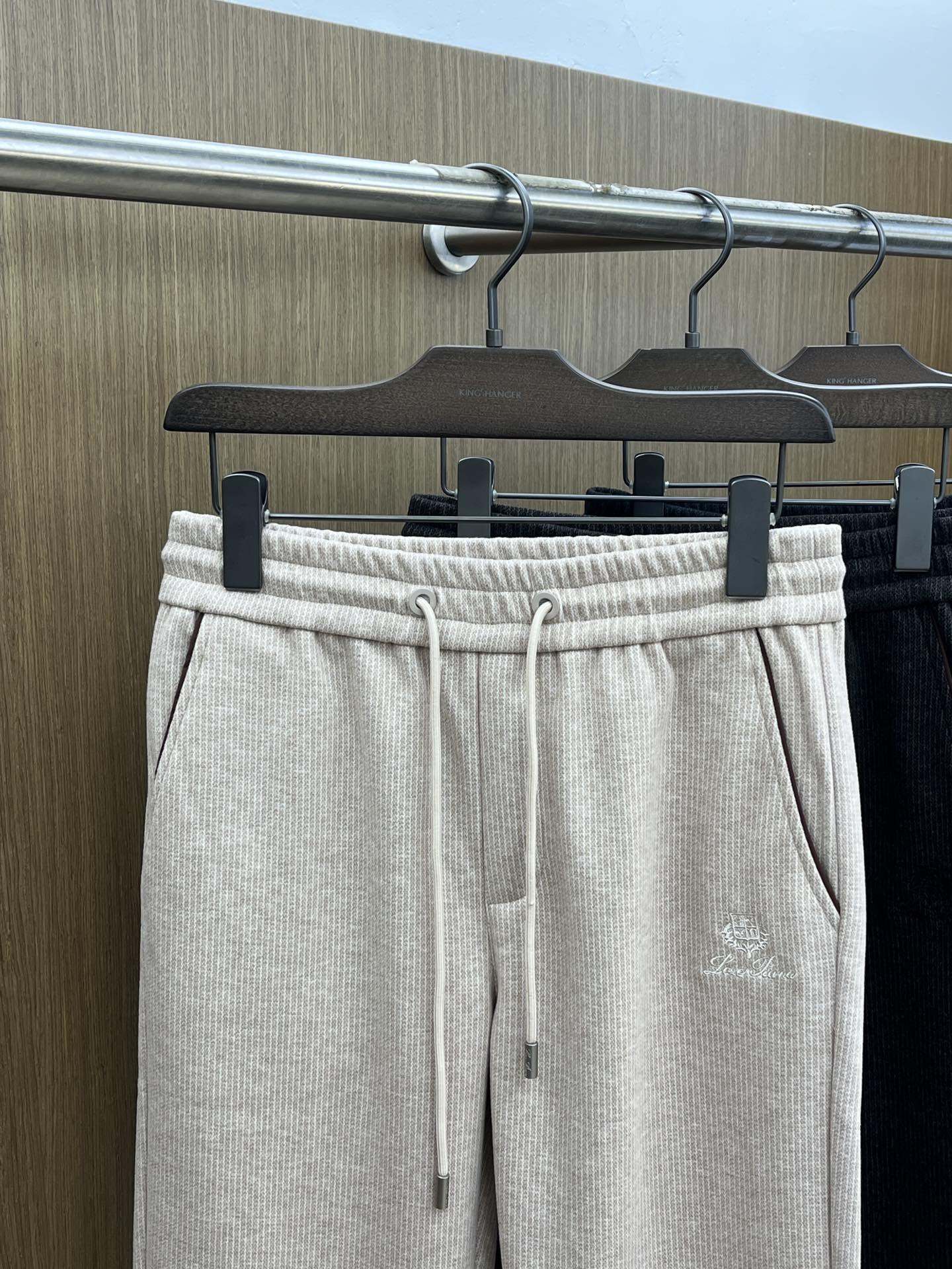 秋冬 L秋冬时尚老钱风羊毛裤松弛感拉满高奢定织绵羊毛+桑蚕丝+中空聚酯+腈纶+氨纶五合一质地，丝滑垂感弹