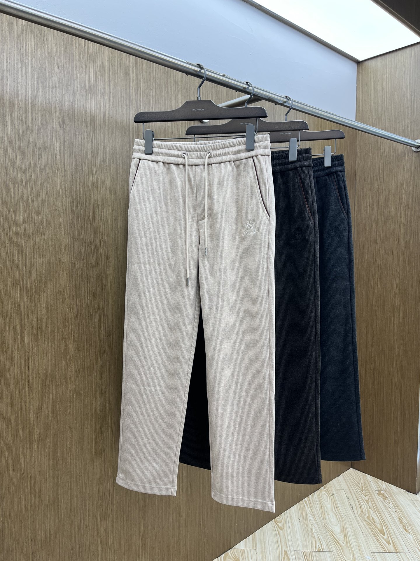 秋冬 L秋冬时尚老钱风羊毛裤松弛感拉满高奢定织绵羊毛+桑蚕丝+中空聚酯+腈纶+氨纶五合一质地，丝滑垂感弹