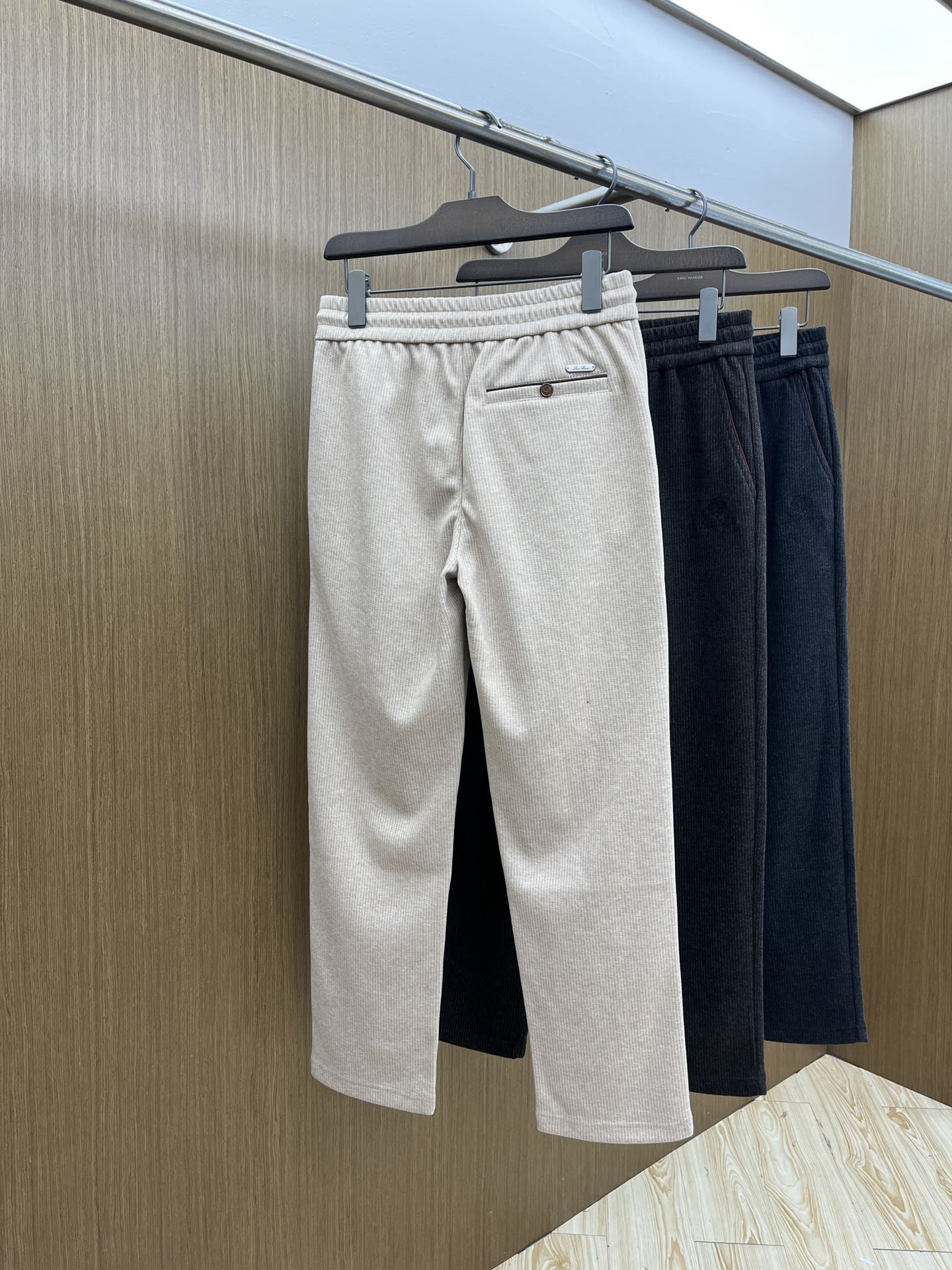 秋冬 L秋冬时尚老钱风羊毛裤松弛感拉满高奢定织绵羊毛+桑蚕丝+中空聚酯+腈纶+氨纶五合一质地，丝滑垂感弹