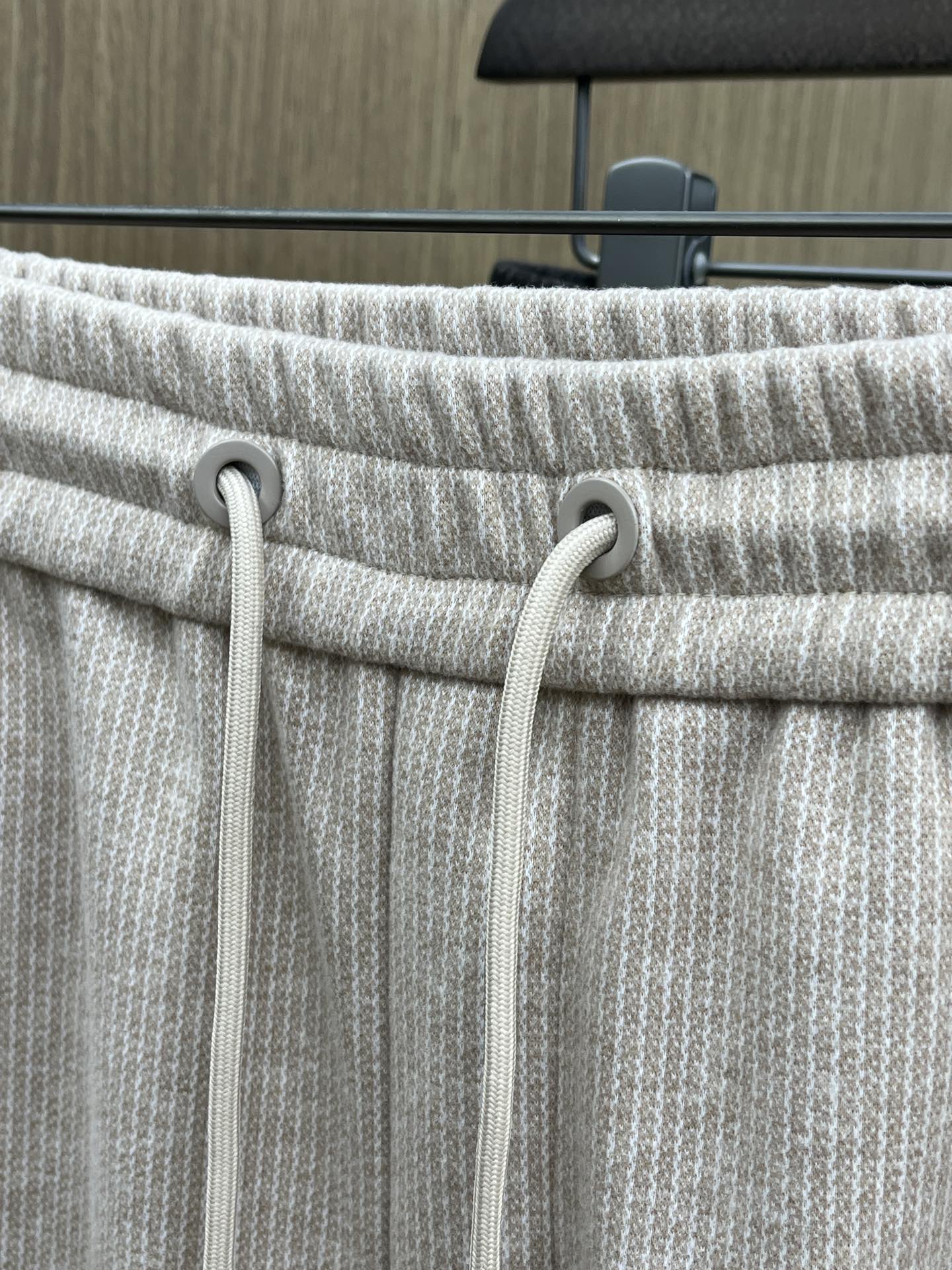 秋冬 L秋冬时尚老钱风羊毛裤松弛感拉满高奢定织绵羊毛+桑蚕丝+中空聚酯+腈纶+氨纶五合一质地，丝滑垂感弹