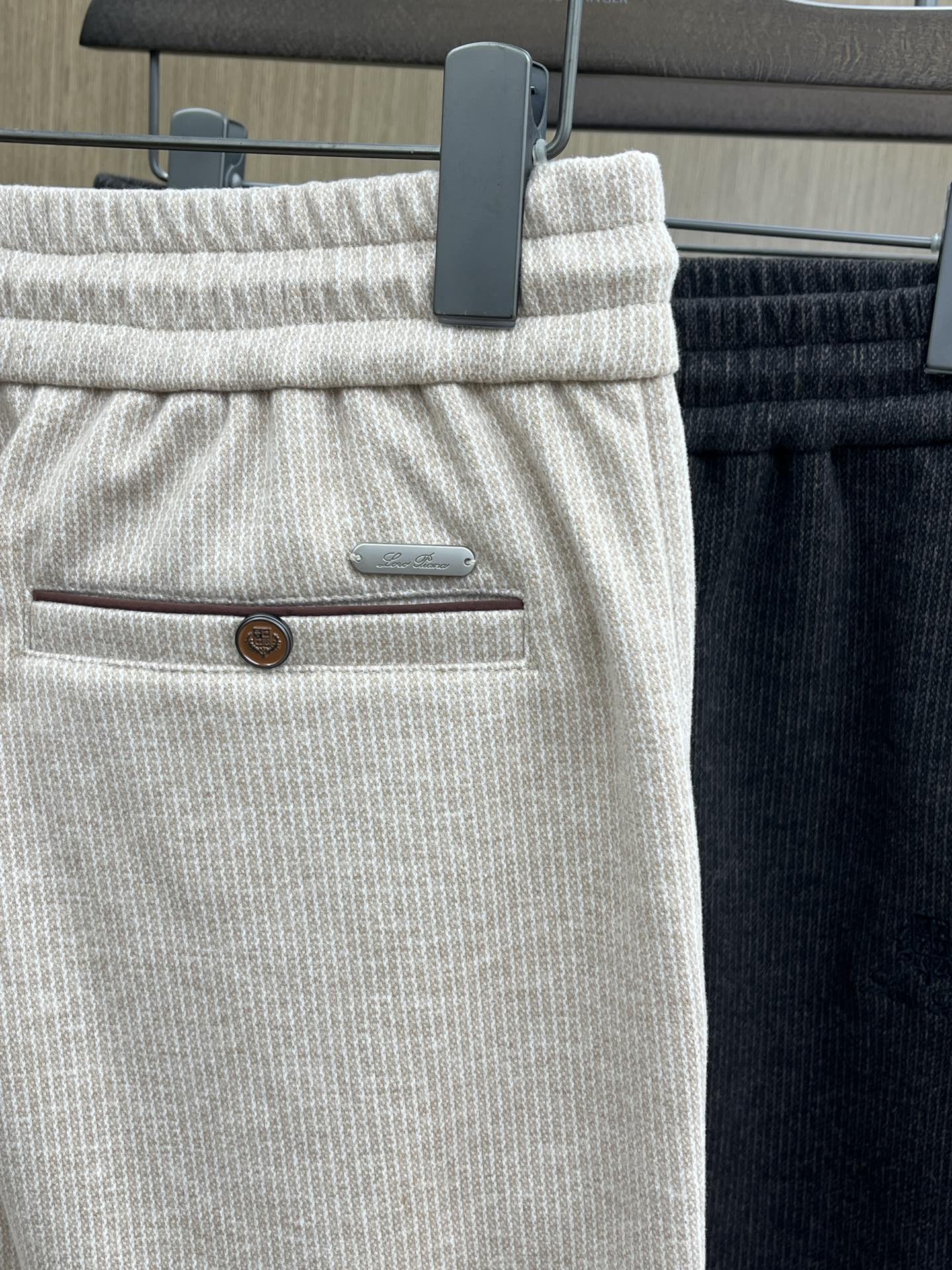 秋冬 L秋冬时尚老钱风羊毛裤松弛感拉满高奢定织绵羊毛+桑蚕丝+中空聚酯+腈纶+氨纶五合一质地，丝滑垂感弹