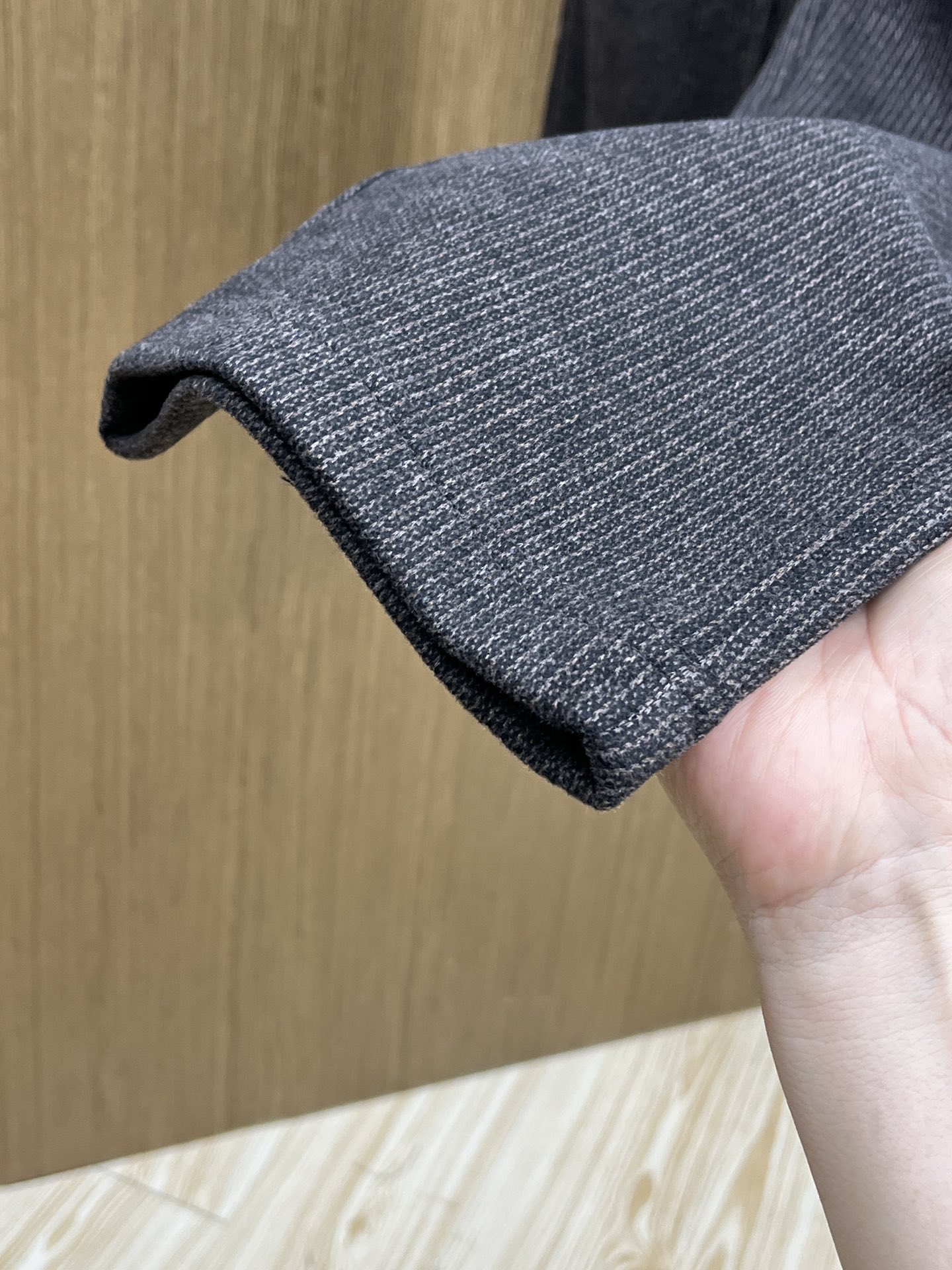 秋冬 L秋冬时尚老钱风羊毛裤松弛感拉满高奢定织绵羊毛+桑蚕丝+中空聚酯+腈纶+氨纶五合一质地，丝滑垂感弹