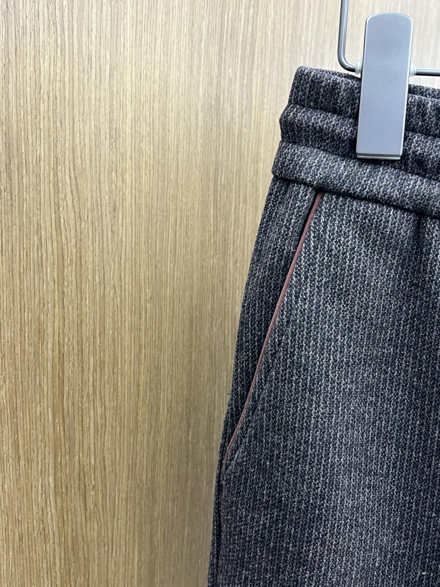 秋冬 L秋冬时尚老钱风羊毛裤松弛感拉满高奢定织绵羊毛+桑蚕丝+中空聚酯+腈纶+氨纶五合一质地，丝滑垂感弹