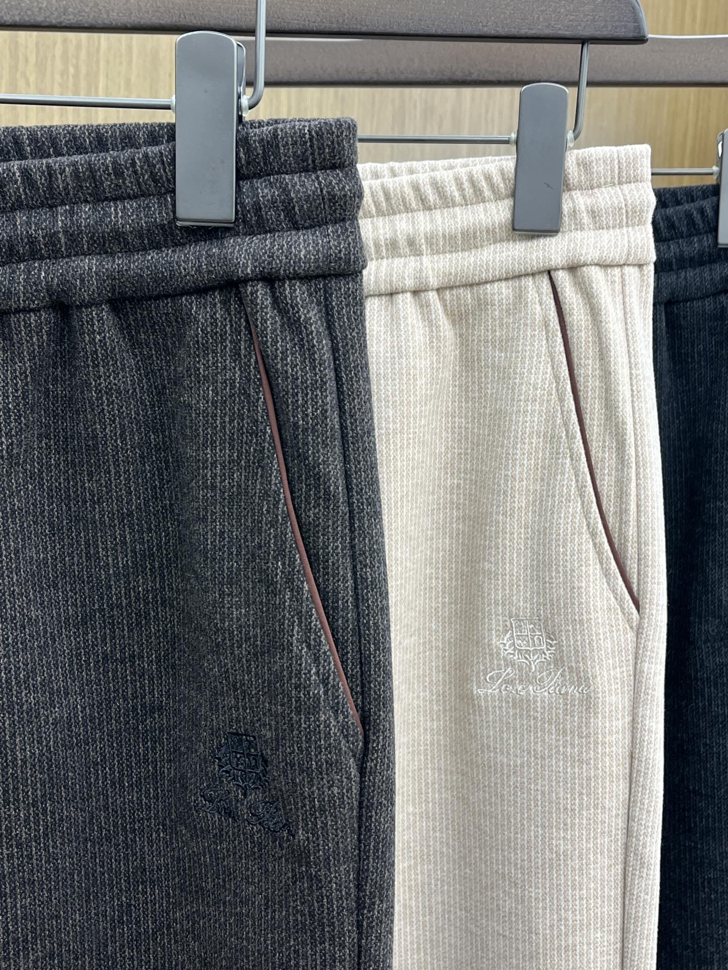 秋冬 L秋冬时尚老钱风羊毛裤松弛感拉满高奢定织绵羊毛+桑蚕丝+中空聚酯+腈纶+氨纶五合一质地，丝滑垂感弹