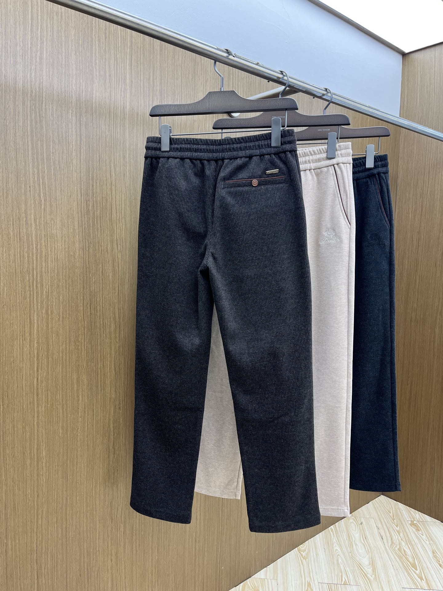 秋冬 L秋冬时尚老钱风羊毛裤松弛感拉满高奢定织绵羊毛+桑蚕丝+中空聚酯+腈纶+氨纶五合一质地，丝滑垂感弹