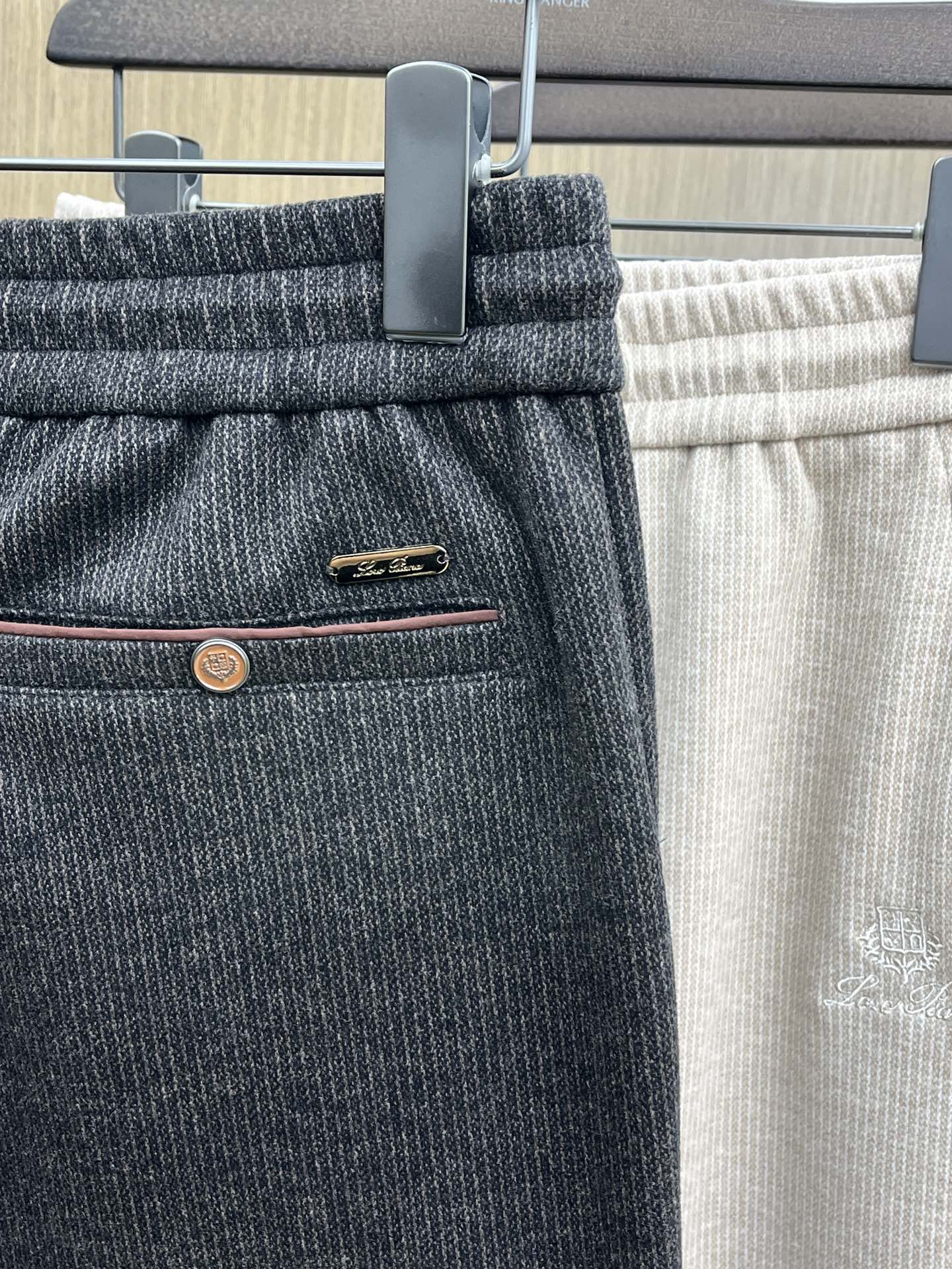 秋冬 L秋冬时尚老钱风羊毛裤松弛感拉满高奢定织绵羊毛+桑蚕丝+中空聚酯+腈纶+氨纶五合一质地，丝滑垂感弹