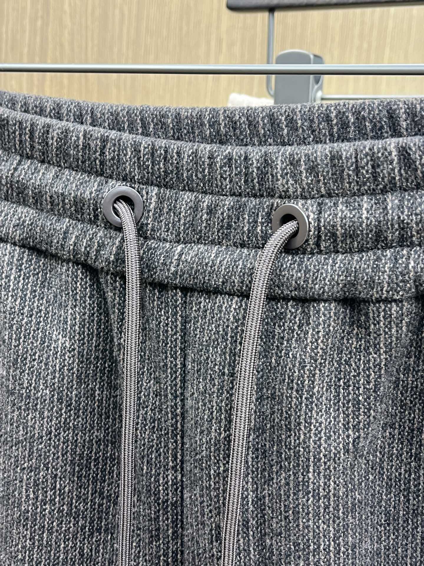 秋冬 L秋冬时尚老钱风羊毛裤松弛感拉满高奢定织绵羊毛+桑蚕丝+中空聚酯+腈纶+氨纶五合一质地，丝滑垂感弹