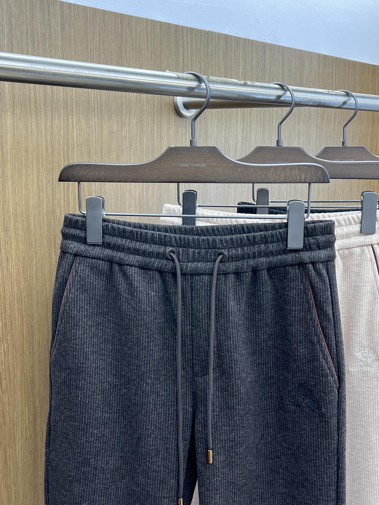 秋冬 L秋冬时尚老钱风羊毛裤松弛感拉满高奢定织绵羊毛+桑蚕丝+中空聚酯+腈纶+氨纶五合一质地，丝滑垂感弹