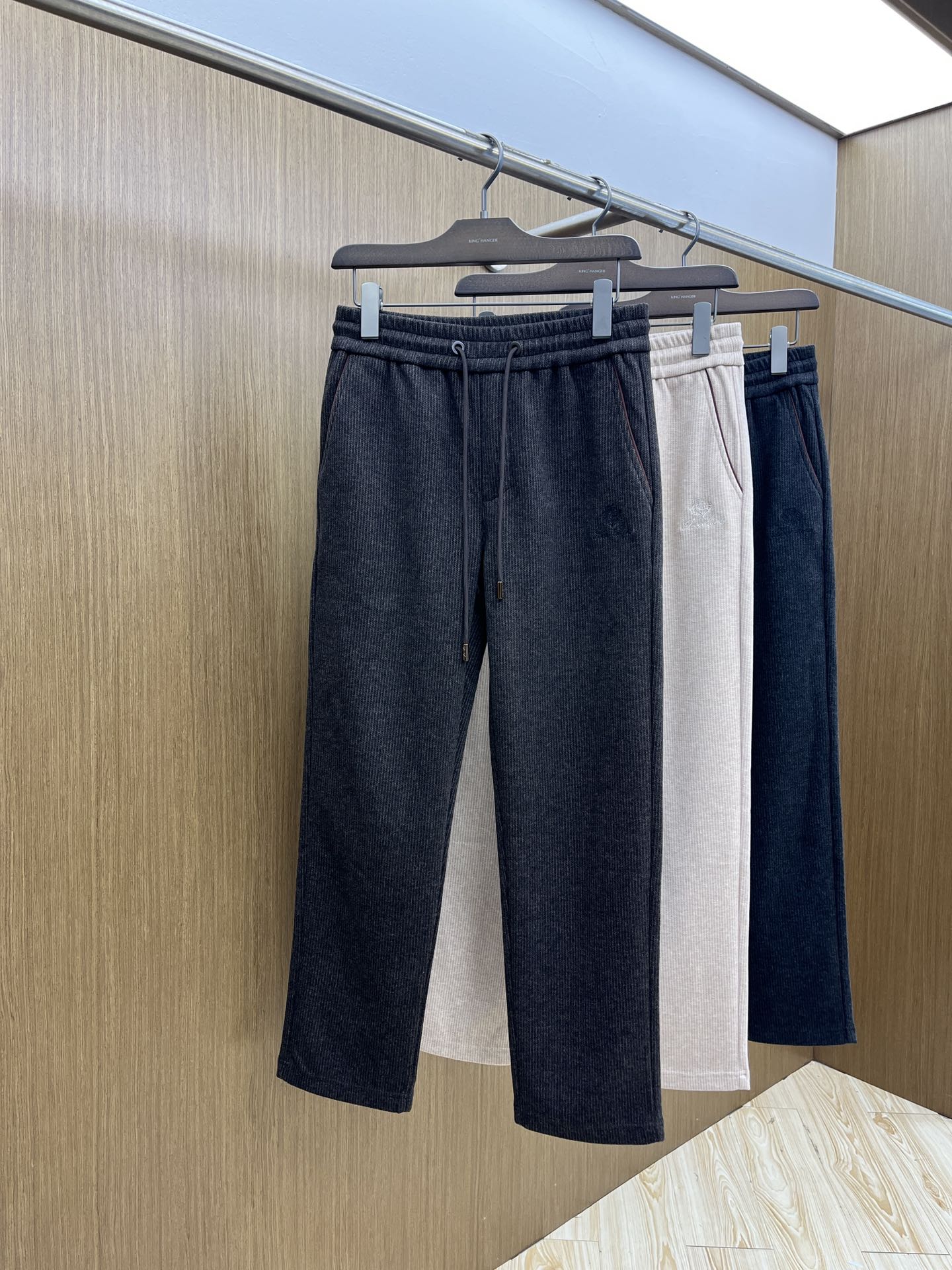 秋冬 L秋冬时尚老钱风羊毛裤松弛感拉满高奢定织绵羊毛+桑蚕丝+中空聚酯+腈纶+氨纶五合一质地，丝滑垂感弹