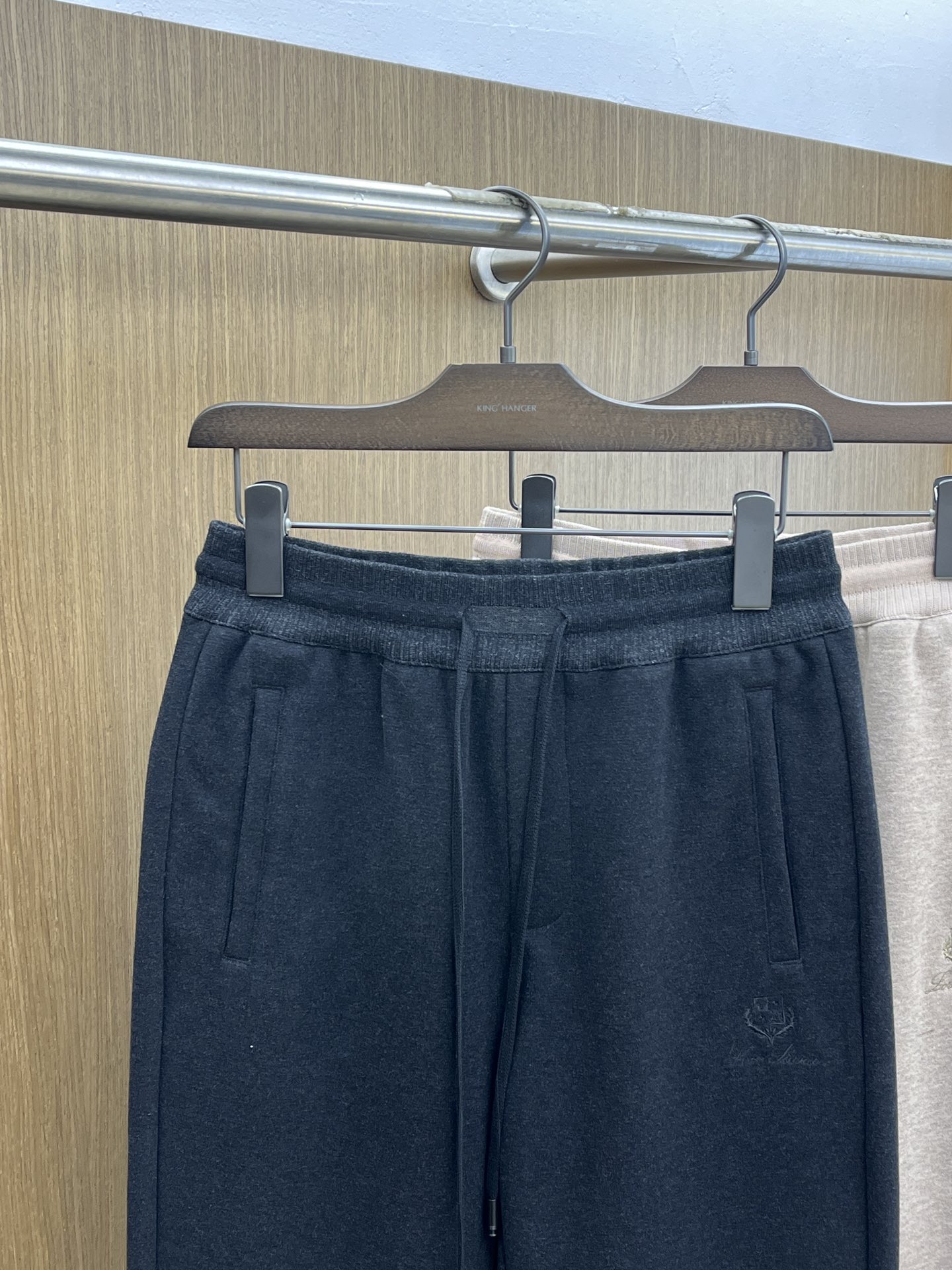 秋冬 L秋冬时尚老钱风羊毛裤松弛感拉满高奢定织绵羊毛+桑蚕丝+中空聚酯+腈纶+氨纶五合一质地，丝滑垂感弹