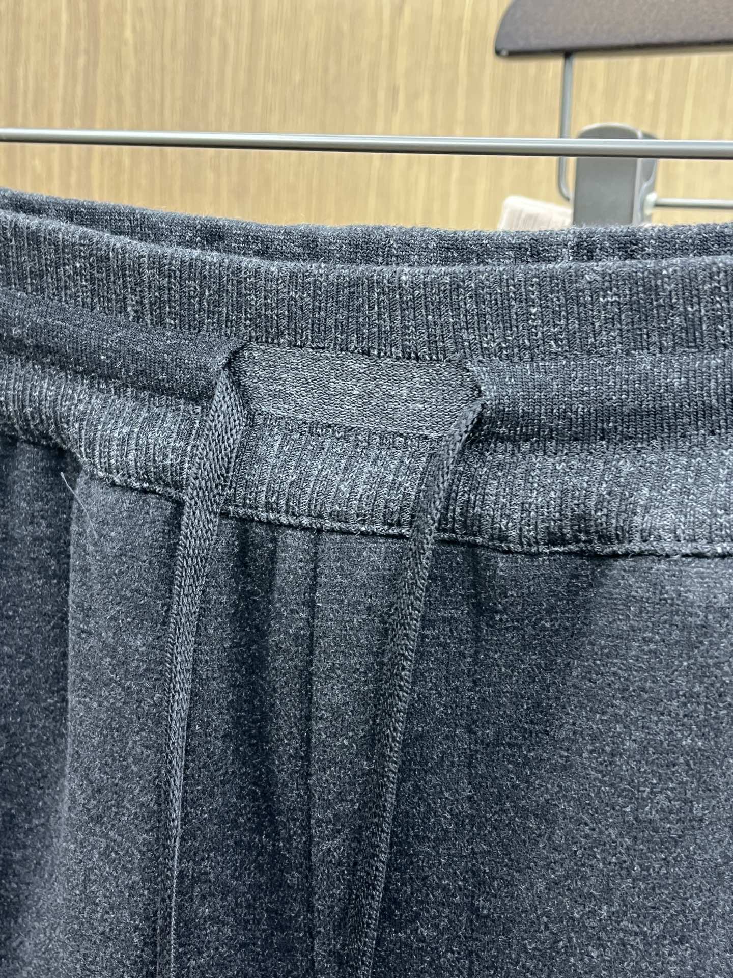 秋冬 L秋冬时尚老钱风羊毛裤松弛感拉满高奢定织绵羊毛+桑蚕丝+中空聚酯+腈纶+氨纶五合一质地，丝滑垂感弹