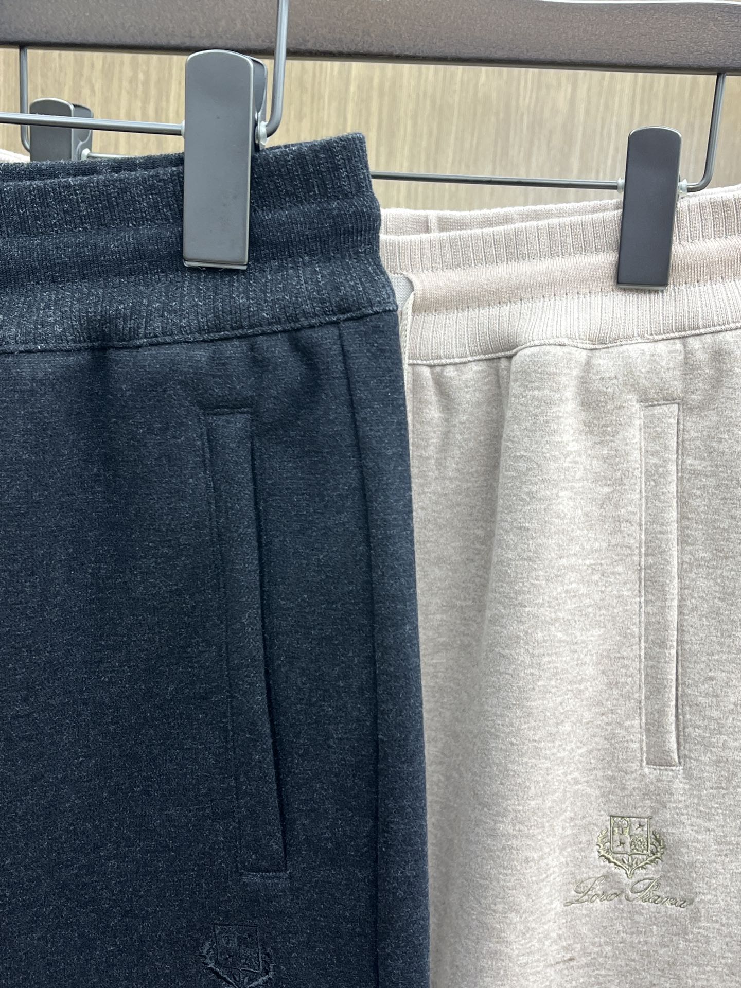 秋冬 L秋冬时尚老钱风羊毛裤松弛感拉满高奢定织绵羊毛+桑蚕丝+中空聚酯+腈纶+氨纶五合一质地，丝滑垂感弹