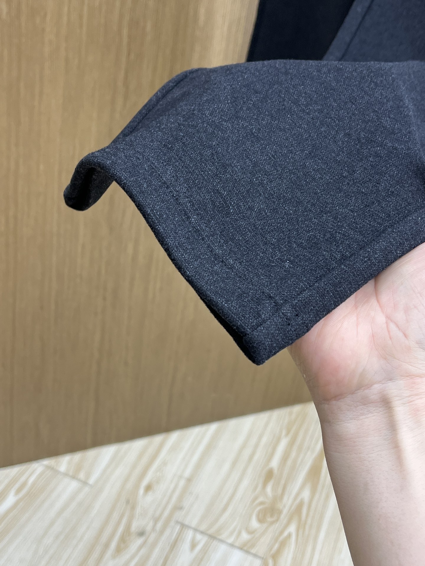 秋冬 L秋冬时尚老钱风羊毛裤松弛感拉满高奢定织绵羊毛+桑蚕丝+中空聚酯+腈纶+氨纶五合一质地，丝滑垂感弹