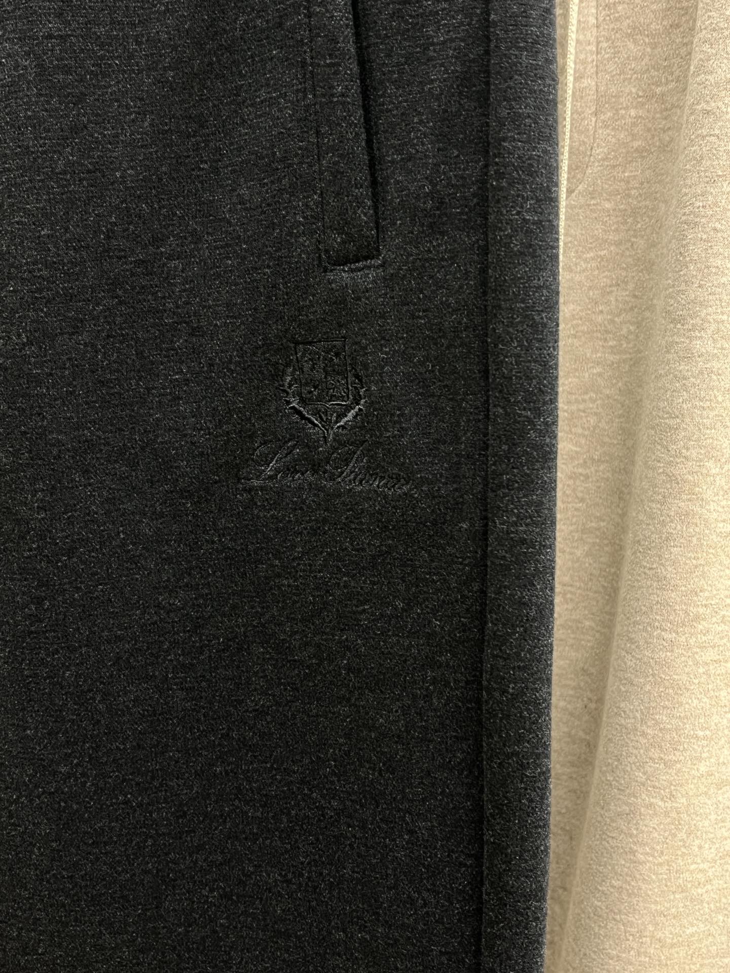 秋冬 L秋冬时尚老钱风羊毛裤松弛感拉满高奢定织绵羊毛+桑蚕丝+中空聚酯+腈纶+氨纶五合一质地，丝滑垂感弹