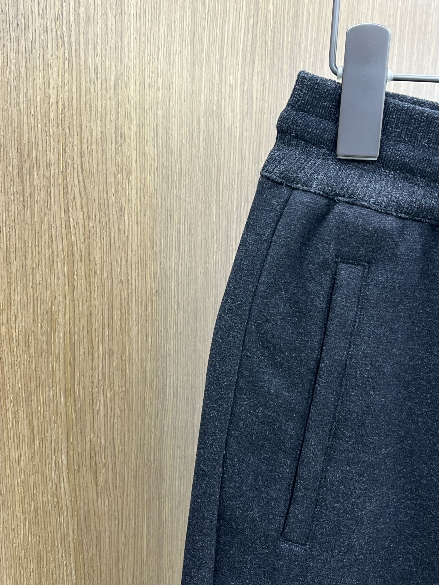 秋冬 L秋冬时尚老钱风羊毛裤松弛感拉满高奢定织绵羊毛+桑蚕丝+中空聚酯+腈纶+氨纶五合一质地，丝滑垂感弹