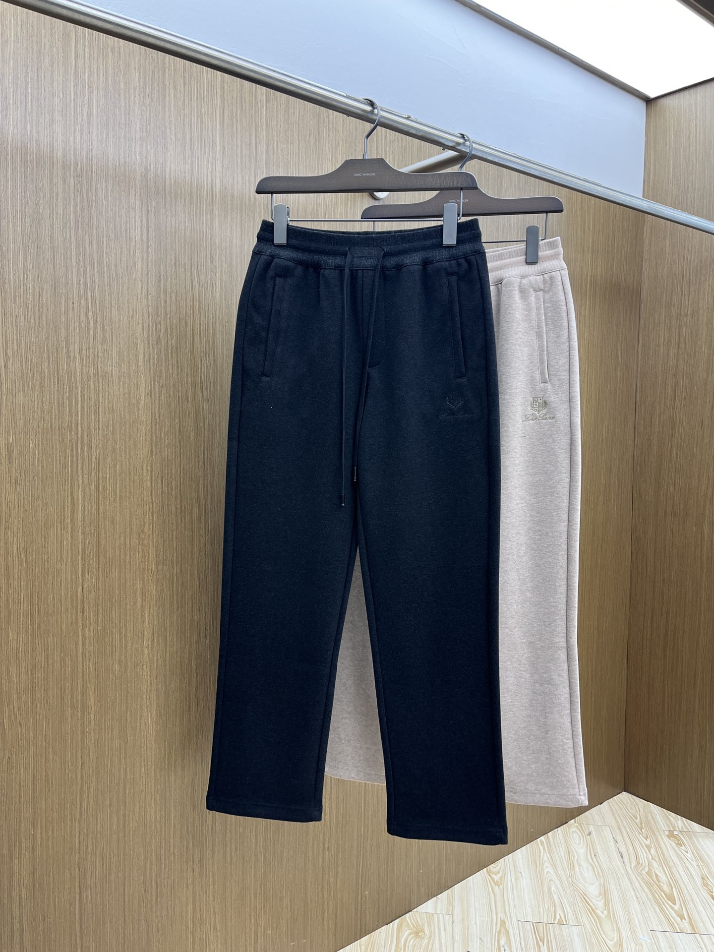 秋冬 L秋冬时尚老钱风羊毛裤松弛感拉满高奢定织绵羊毛+桑蚕丝+中空聚酯+腈纶+氨纶五合一质地，丝滑垂感弹