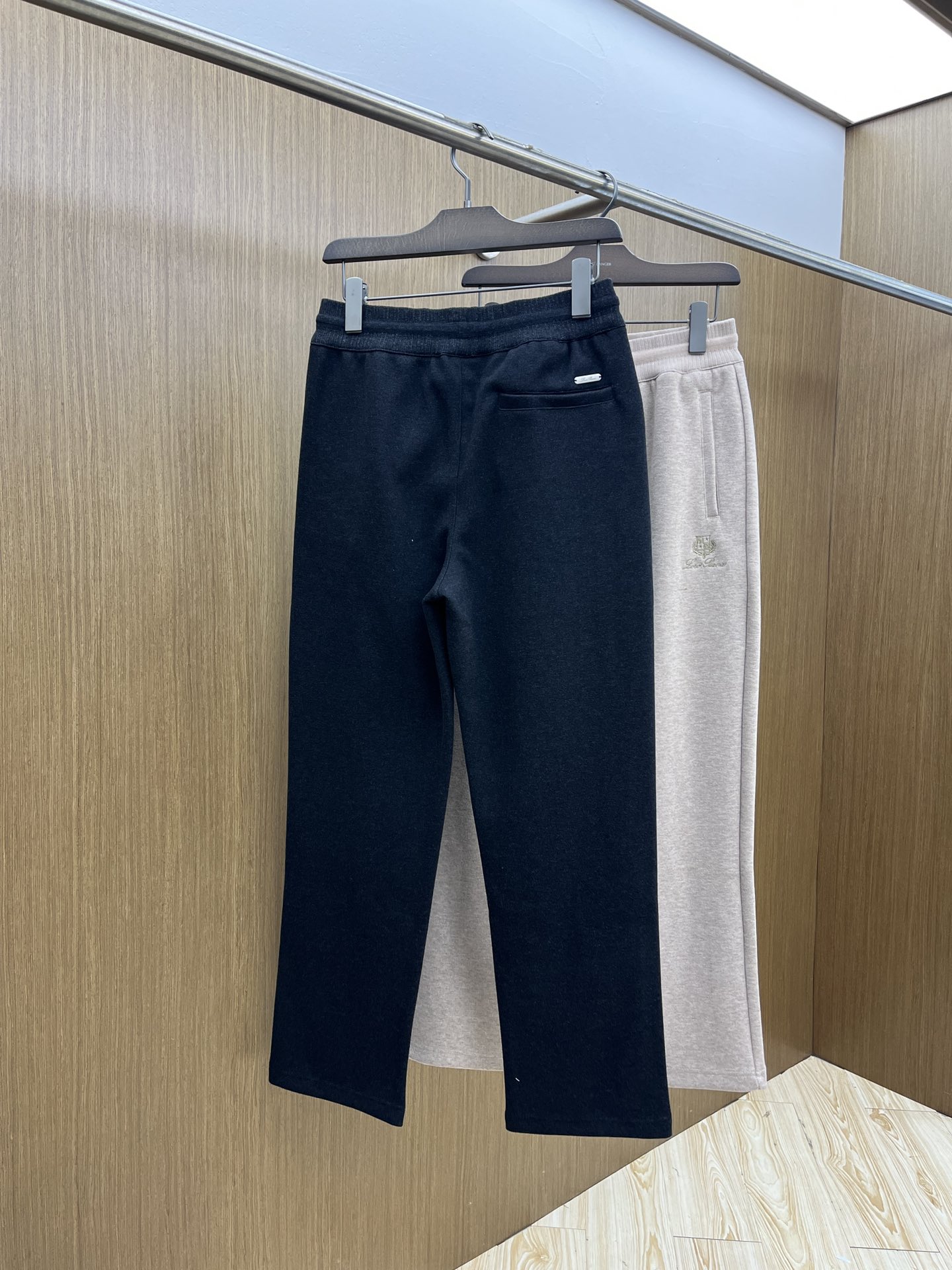 秋冬 L秋冬时尚老钱风羊毛裤松弛感拉满高奢定织绵羊毛+桑蚕丝+中空聚酯+腈纶+氨纶五合一质地，丝滑垂感弹