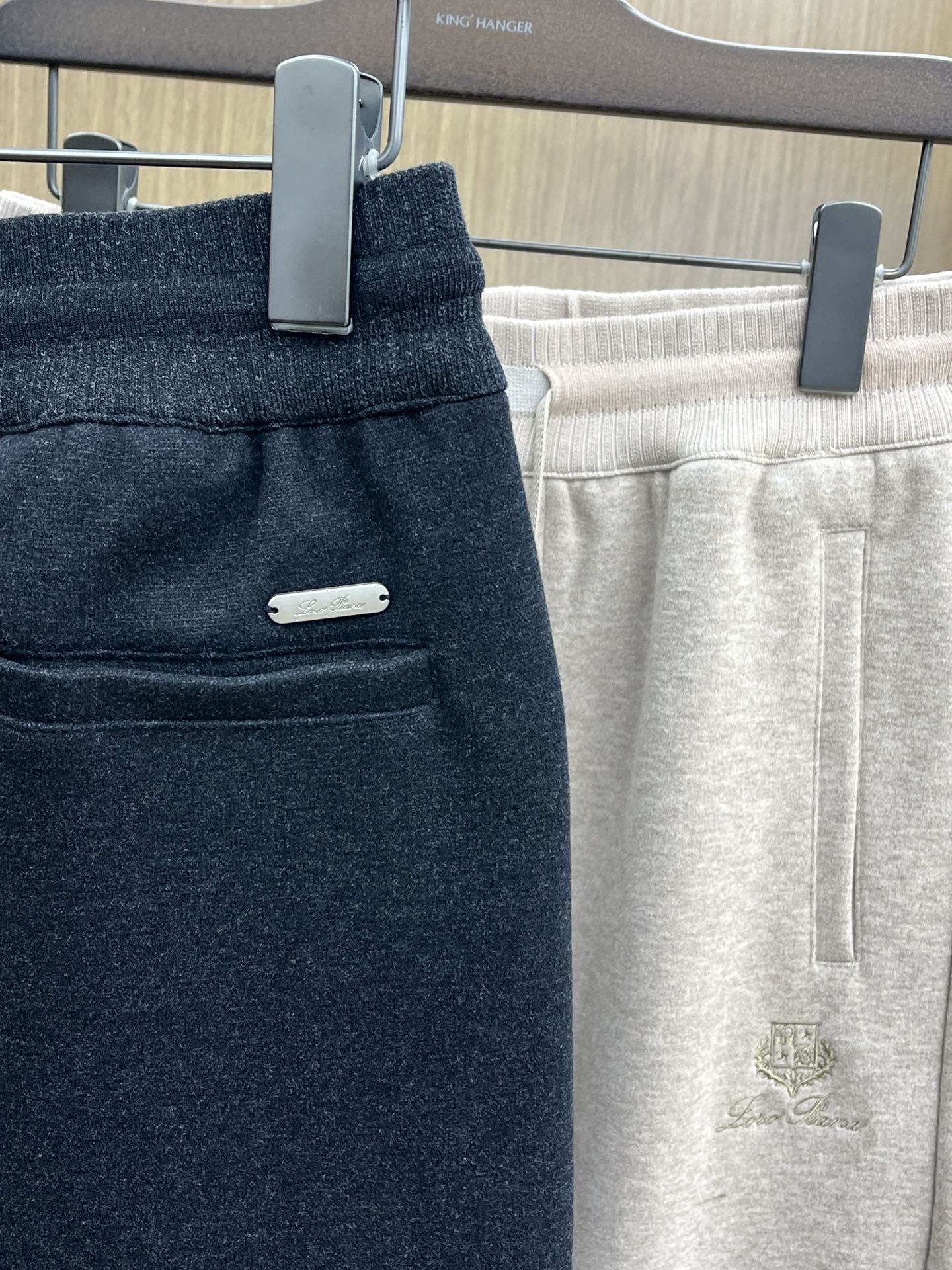 秋冬 L秋冬时尚老钱风羊毛裤松弛感拉满高奢定织绵羊毛+桑蚕丝+中空聚酯+腈纶+氨纶五合一质地，丝滑垂感弹