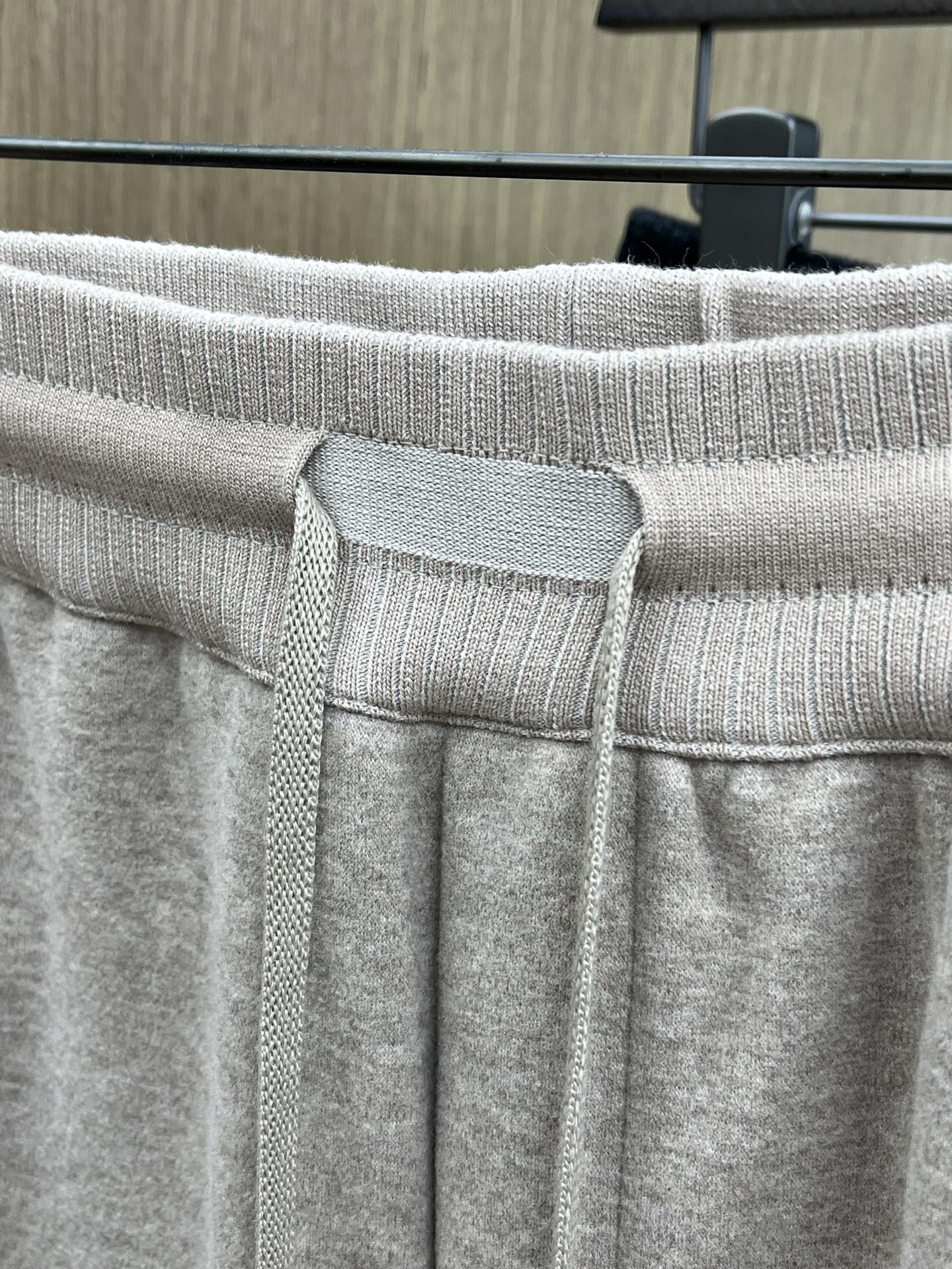 秋冬 L秋冬时尚老钱风羊毛裤松弛感拉满高奢定织绵羊毛+桑蚕丝+中空聚酯+腈纶+氨纶五合一质地，丝滑垂感弹