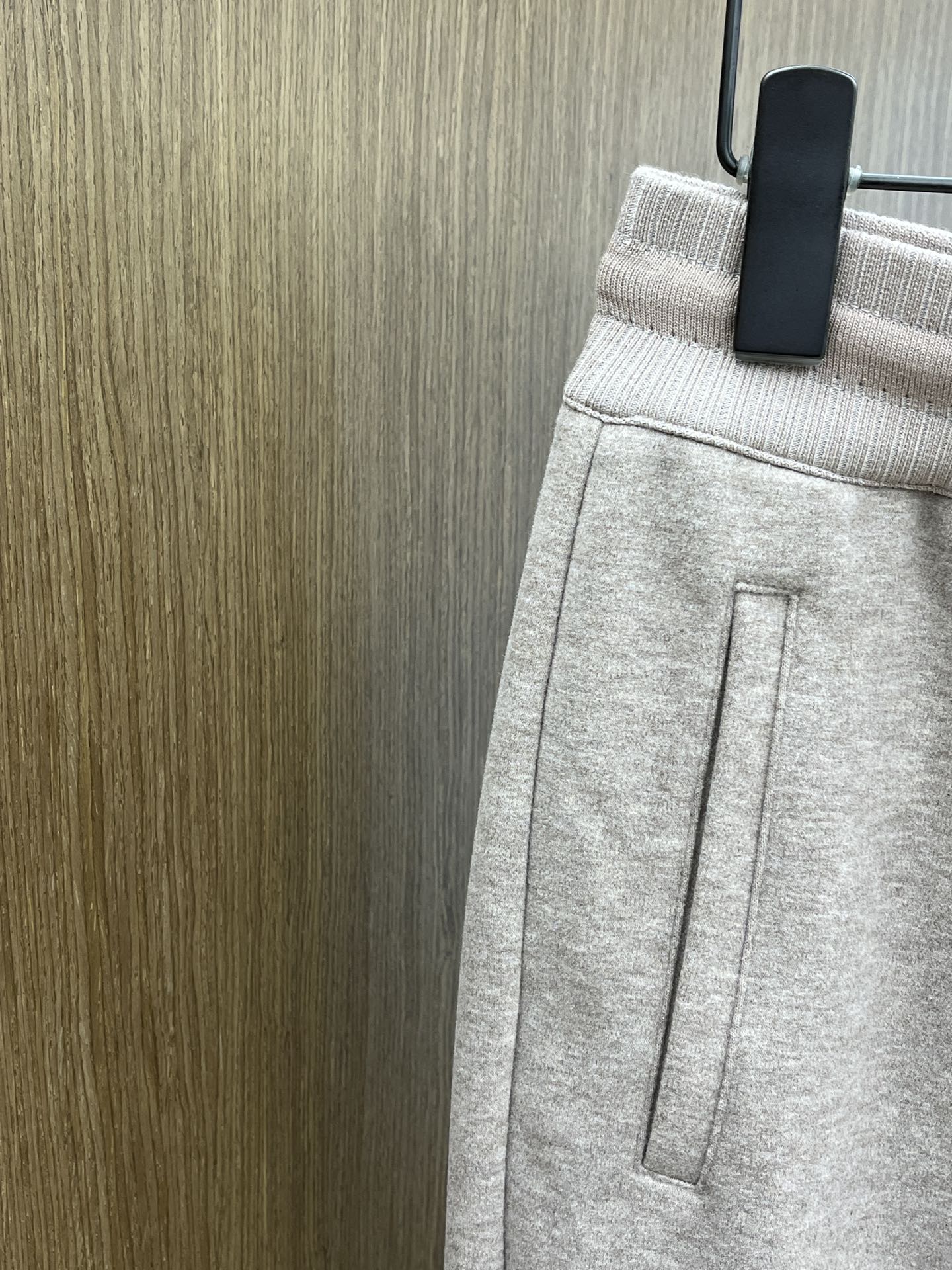 秋冬 L秋冬时尚老钱风羊毛裤松弛感拉满高奢定织绵羊毛+桑蚕丝+中空聚酯+腈纶+氨纶五合一质地，丝滑垂感弹