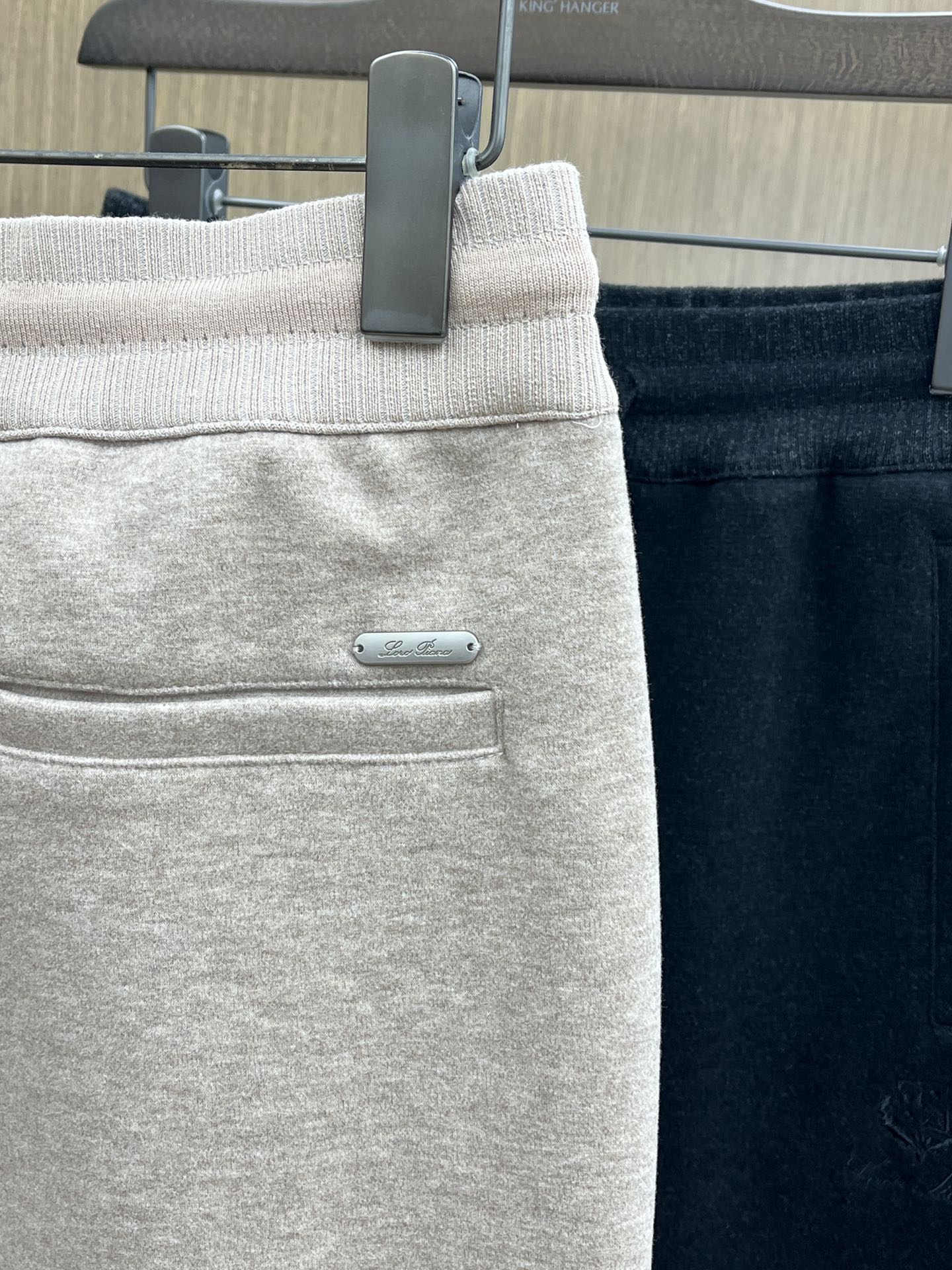 秋冬 L秋冬时尚老钱风羊毛裤松弛感拉满高奢定织绵羊毛+桑蚕丝+中空聚酯+腈纶+氨纶五合一质地，丝滑垂感弹